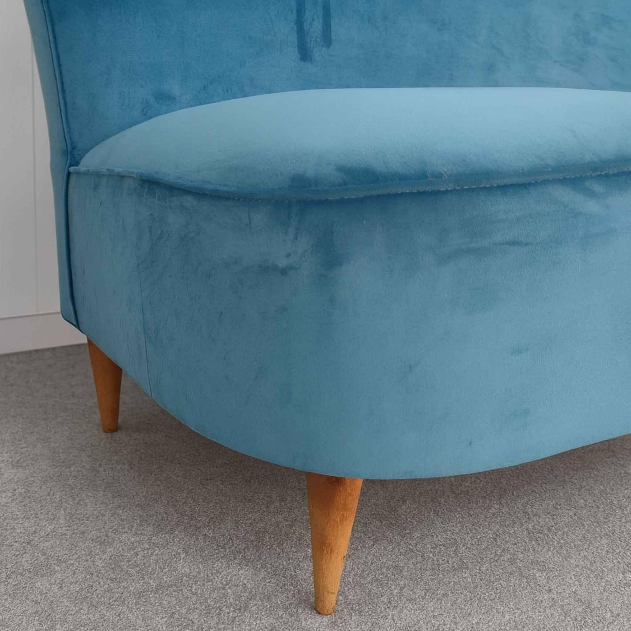 Italian Turquoise Velvet Sofa by Cesare Lacca, 1950s Terciopelo en venta