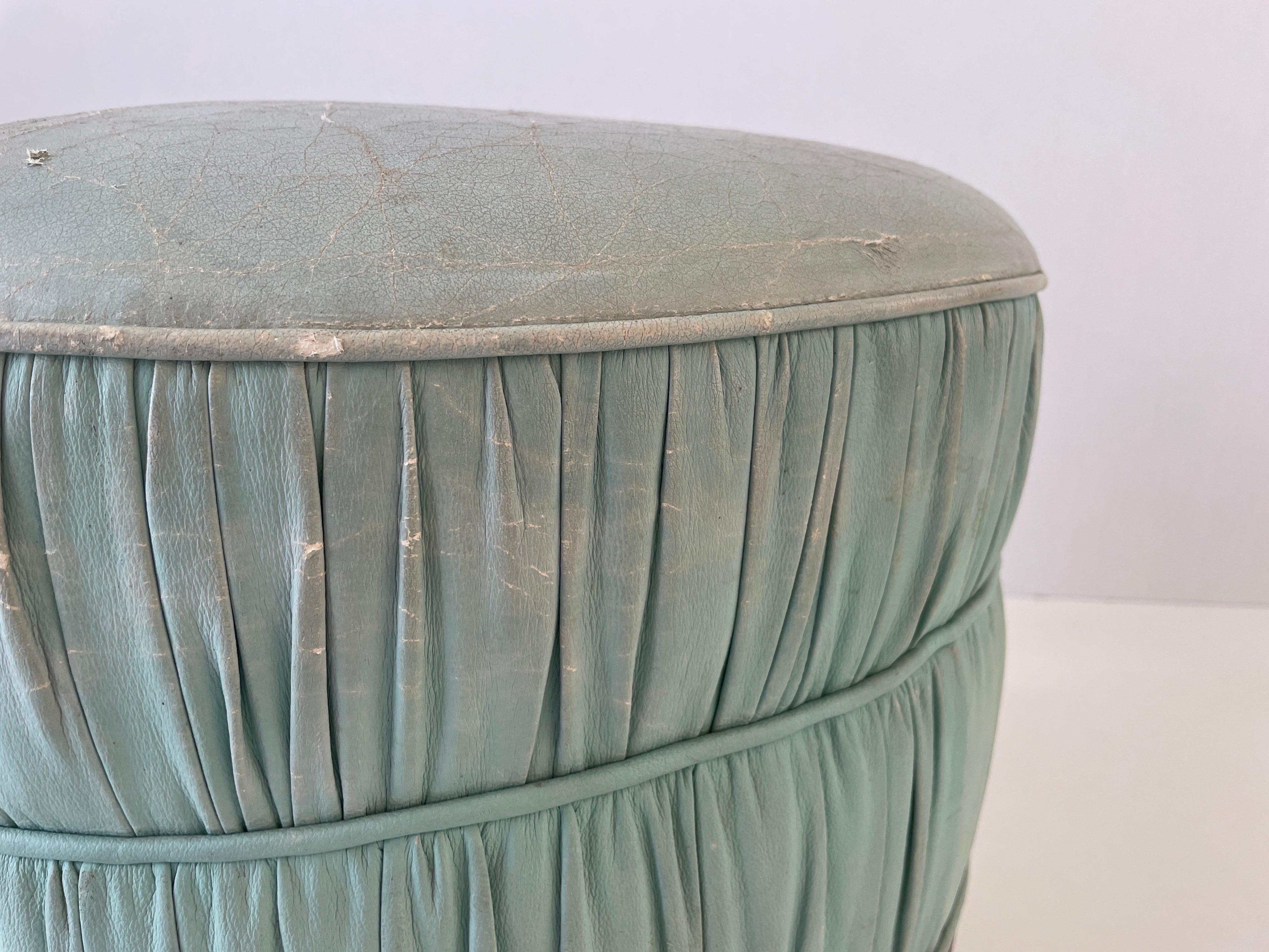 Pouf rotondo in pelle consumata turchese con base in Wood, anni '60, Italia in vendita 4