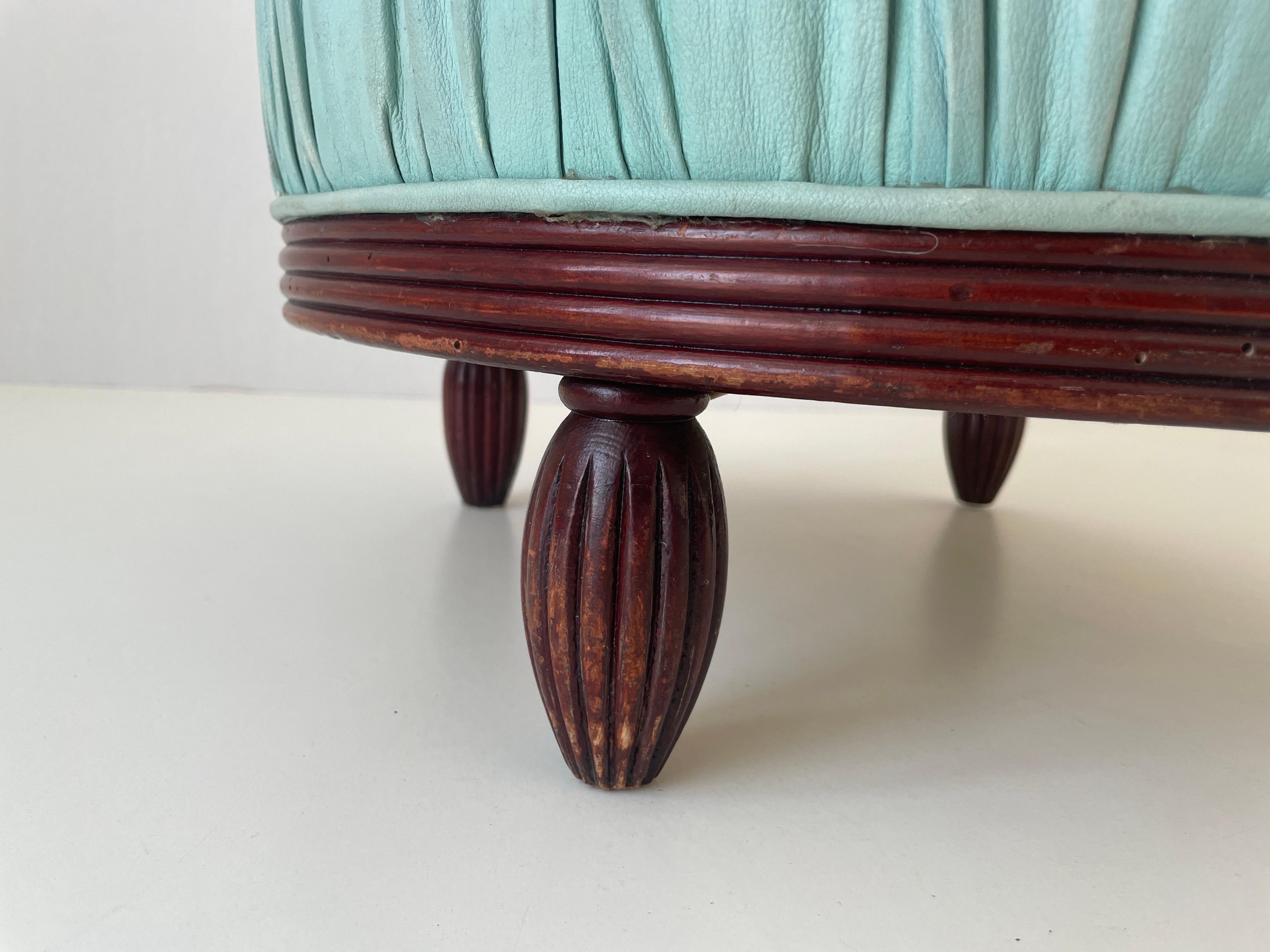 Pouf rotondo in pelle consumata turchese con base in Wood, anni '60, Italia in vendita 5
