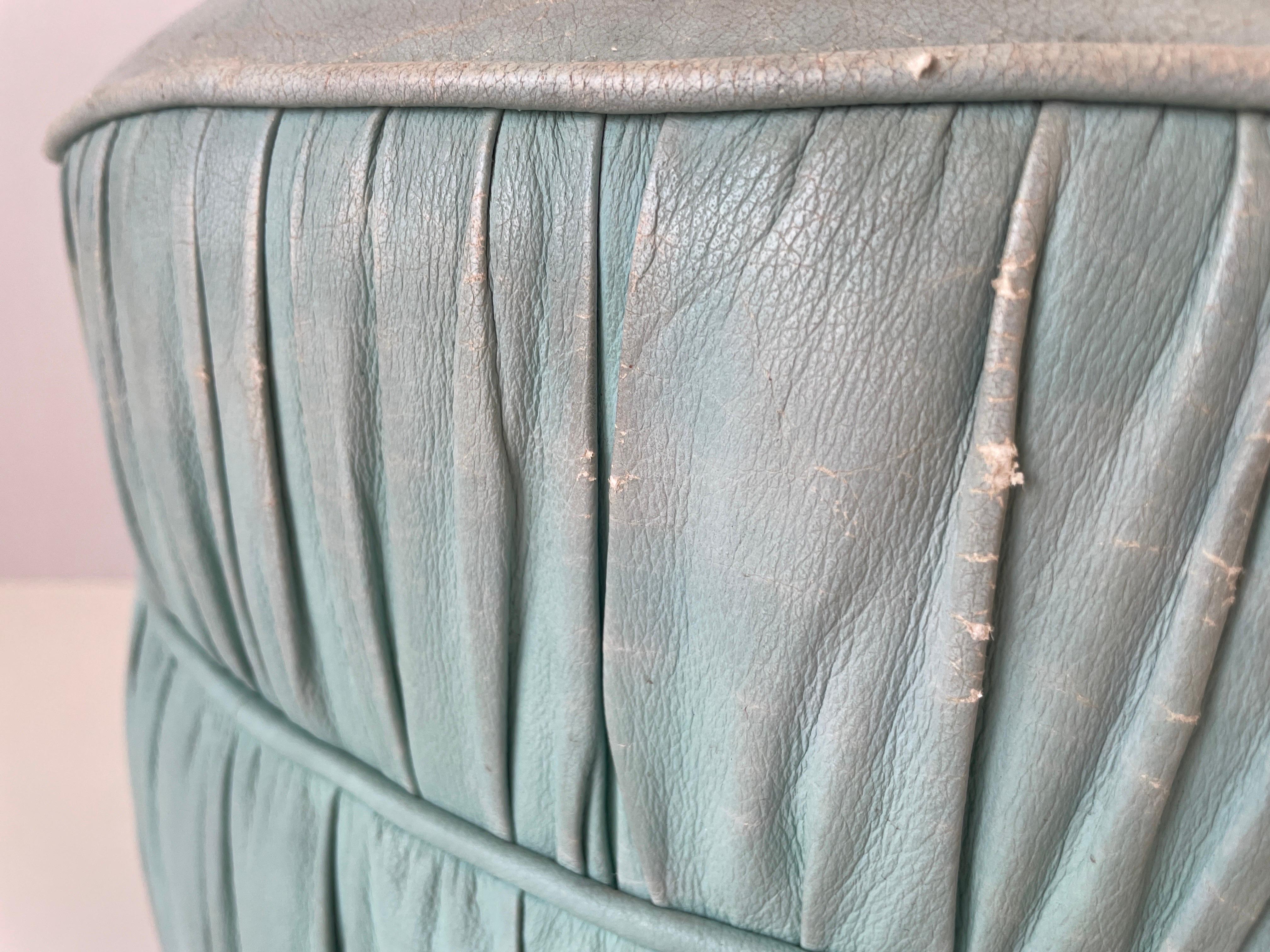 Pouf rotondo in pelle consumata turchese con base in Wood, anni '60, Italia in vendita 6