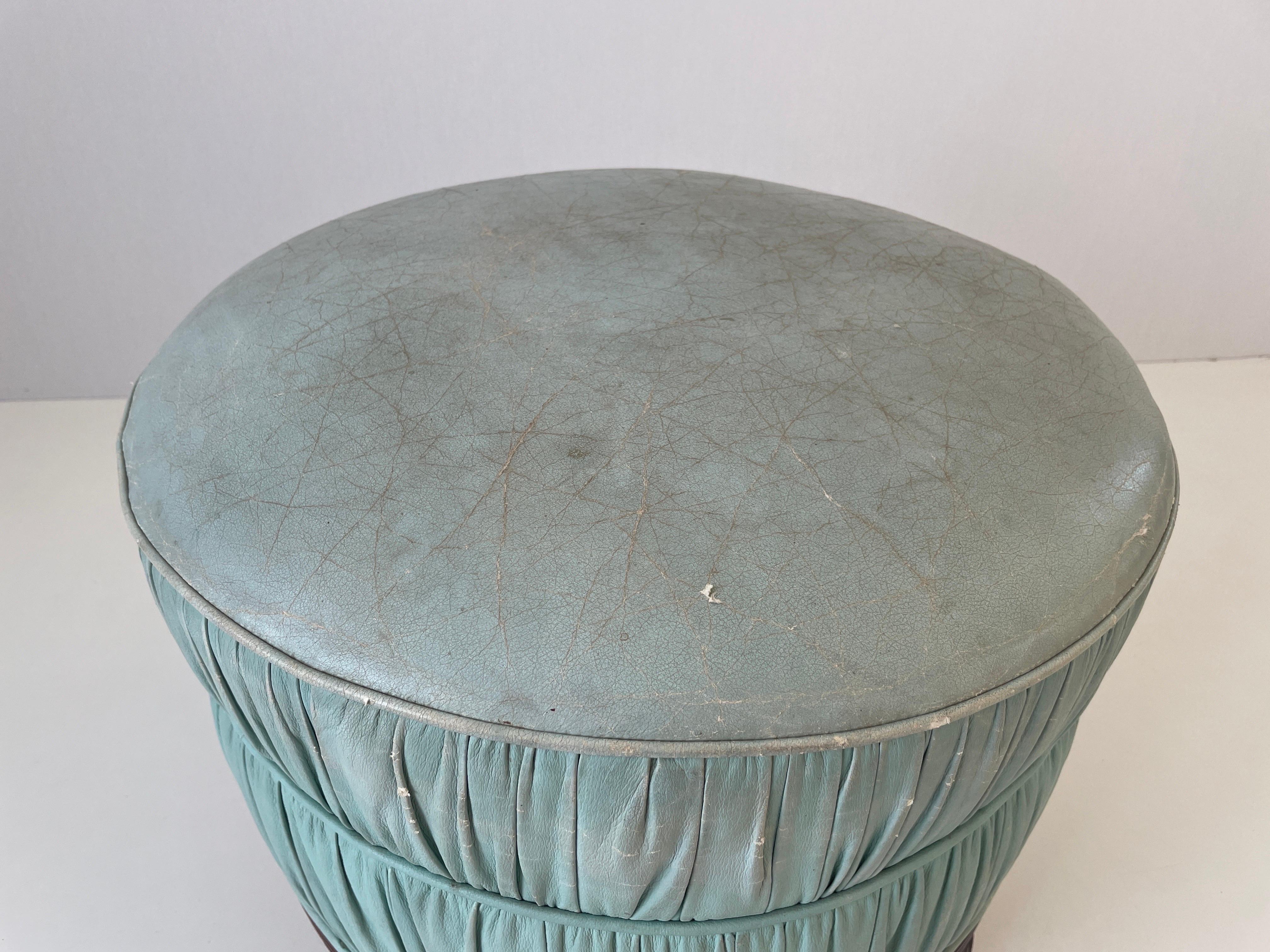 Pouf rotondo in pelle consumata turchese con base in Wood, anni '60, Italia in vendita 7