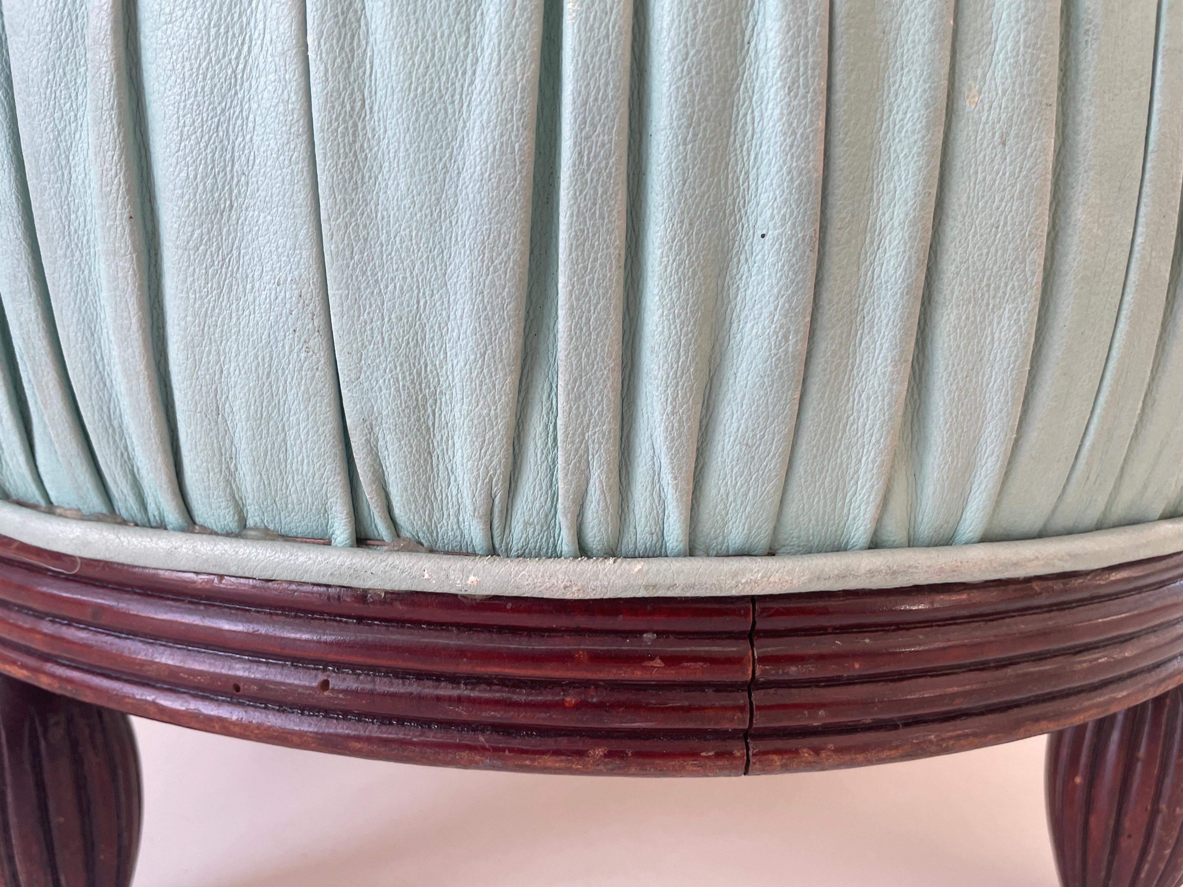Pouf rotondo in pelle consumata turchese con base in Wood, anni '60, Italia in vendita 8