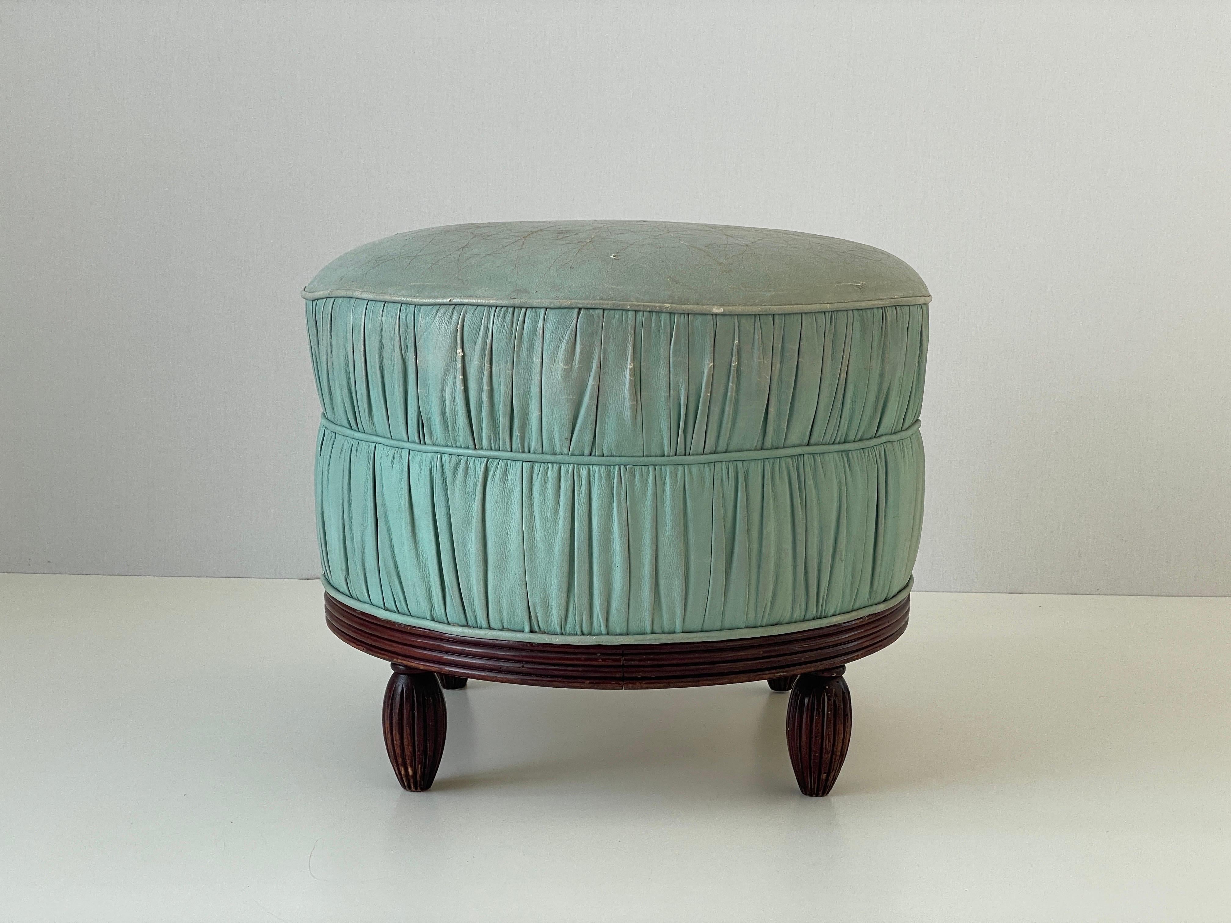 Mid-Century moderno Pouf rotondo in pelle consumata turchese con base in Wood, anni '60, Italia in vendita
