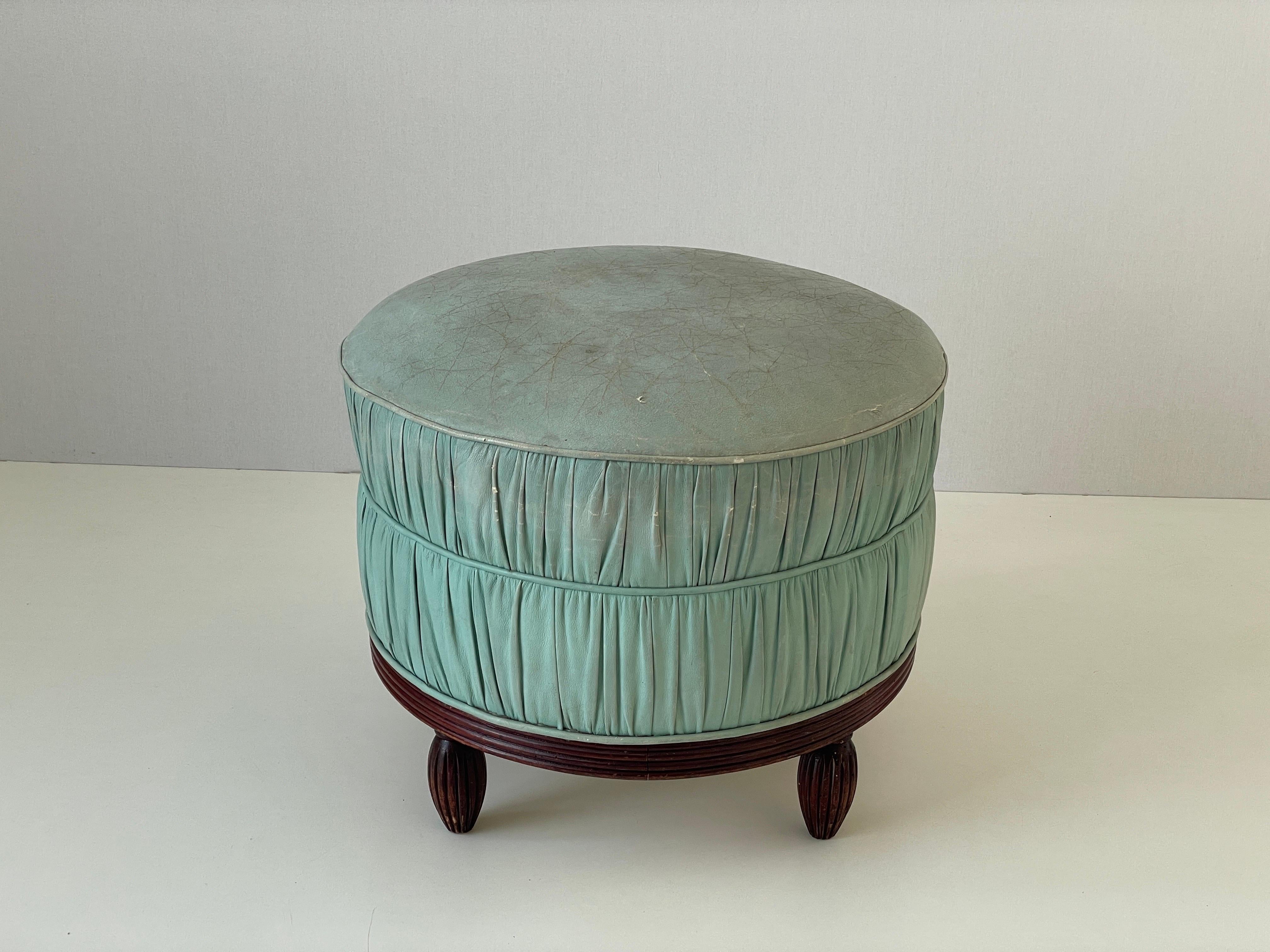 Pouf rotondo in pelle consumata turchese con base in Wood, anni '60, Italia In condizioni buone in vendita a Hagenbach, DE