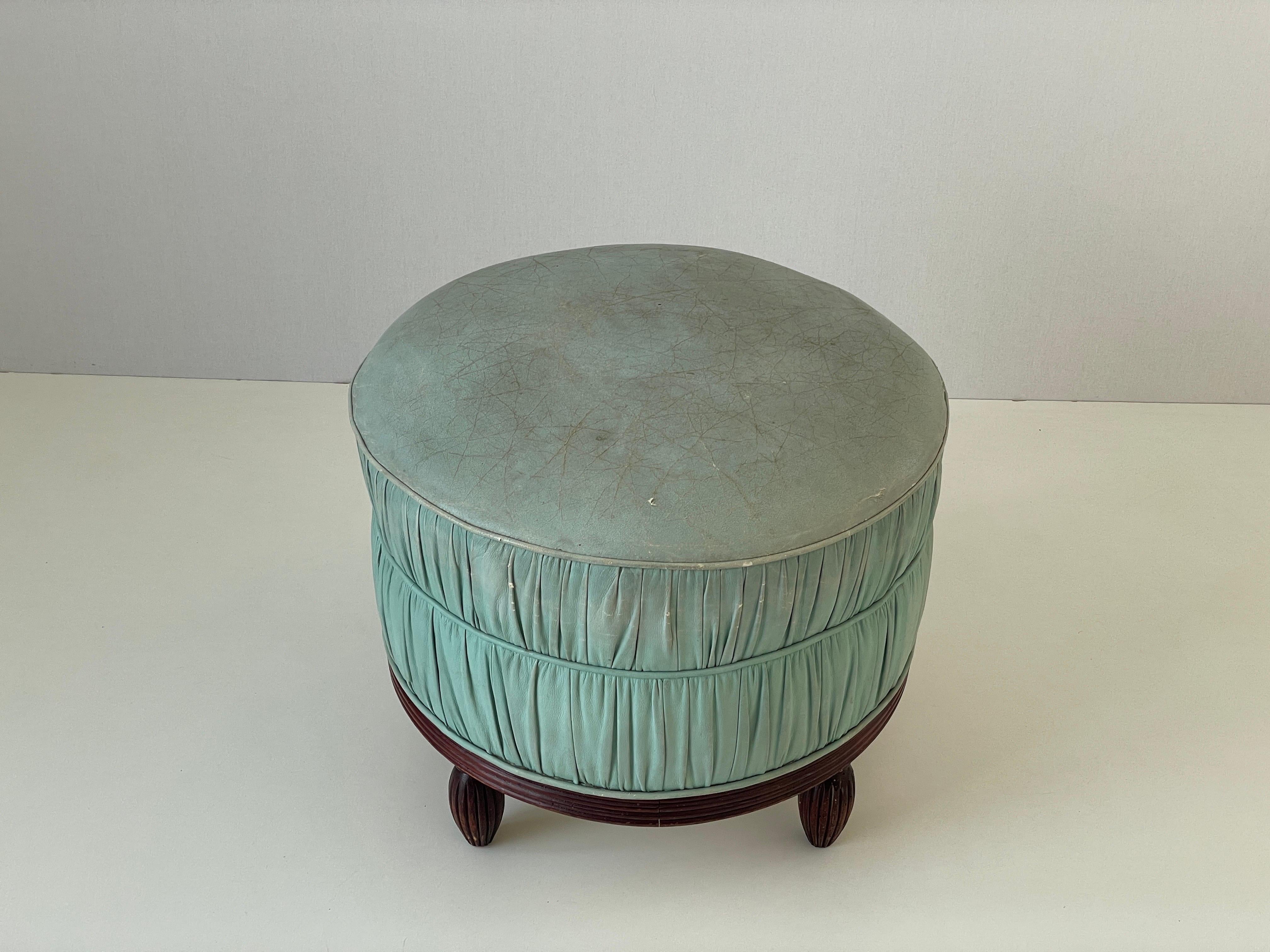 Metà XX secolo Pouf rotondo in pelle consumata turchese con base in Wood, anni '60, Italia in vendita