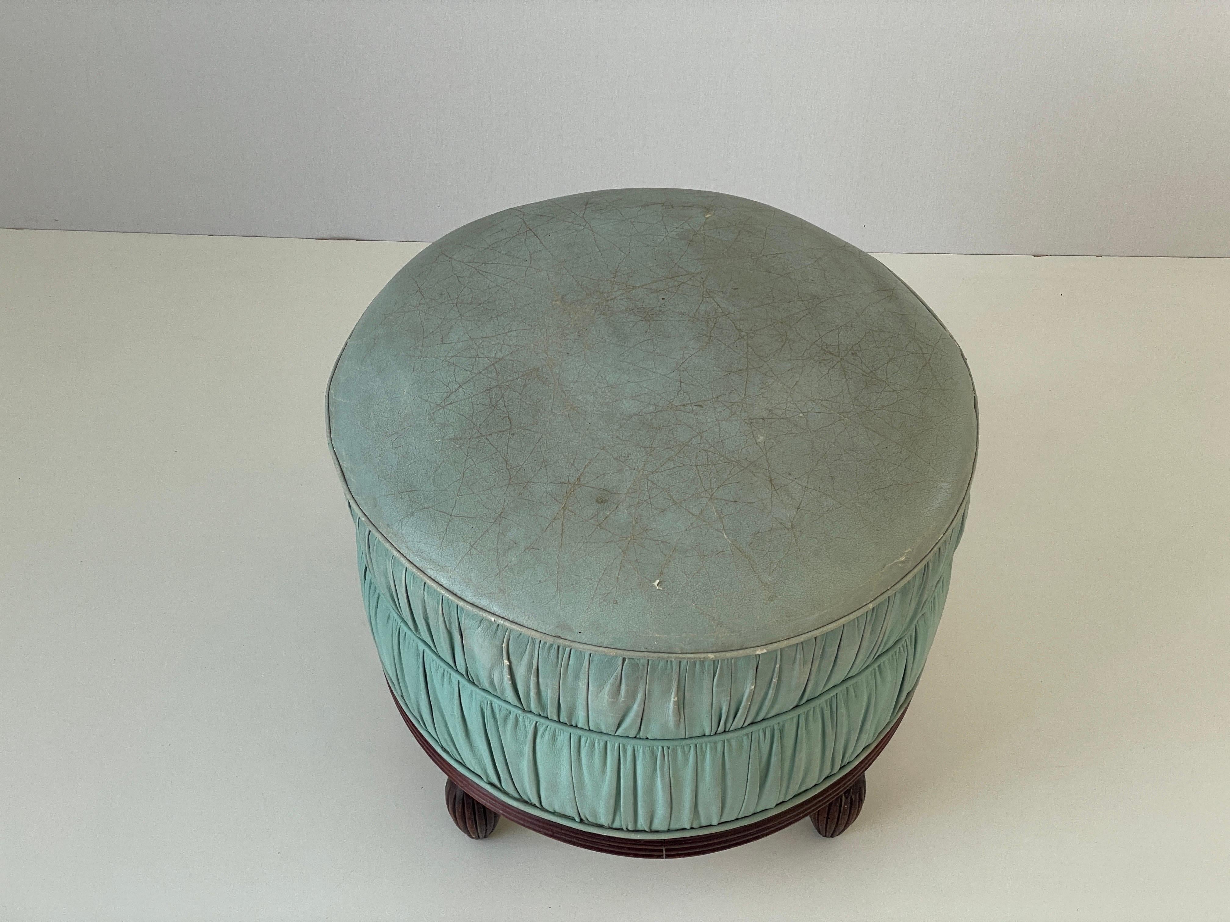 Pelle Pouf rotondo in pelle consumata turchese con base in Wood, anni '60, Italia in vendita
