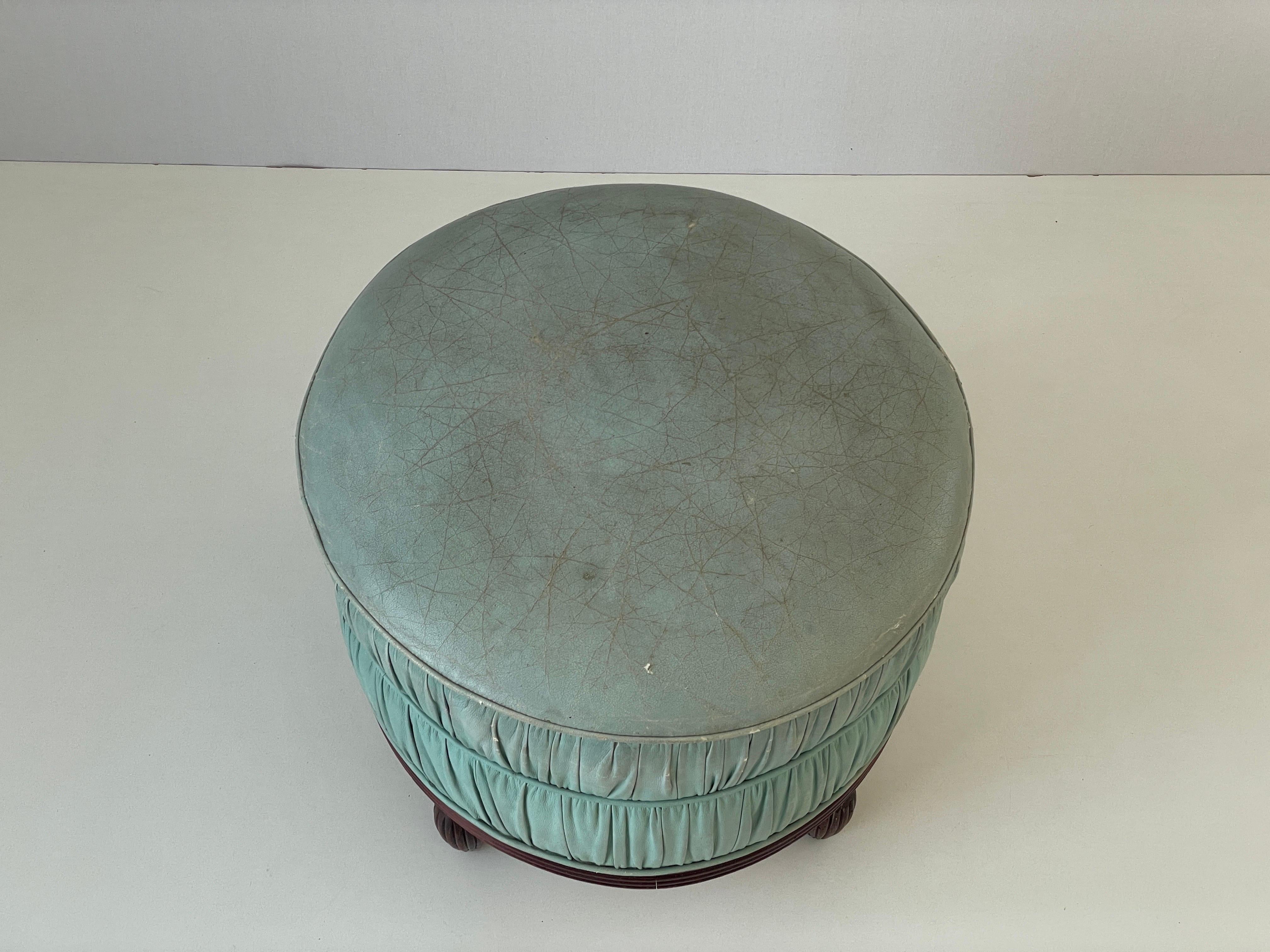 Pouf rotondo in pelle consumata turchese con base in Wood, anni '60, Italia in vendita 1