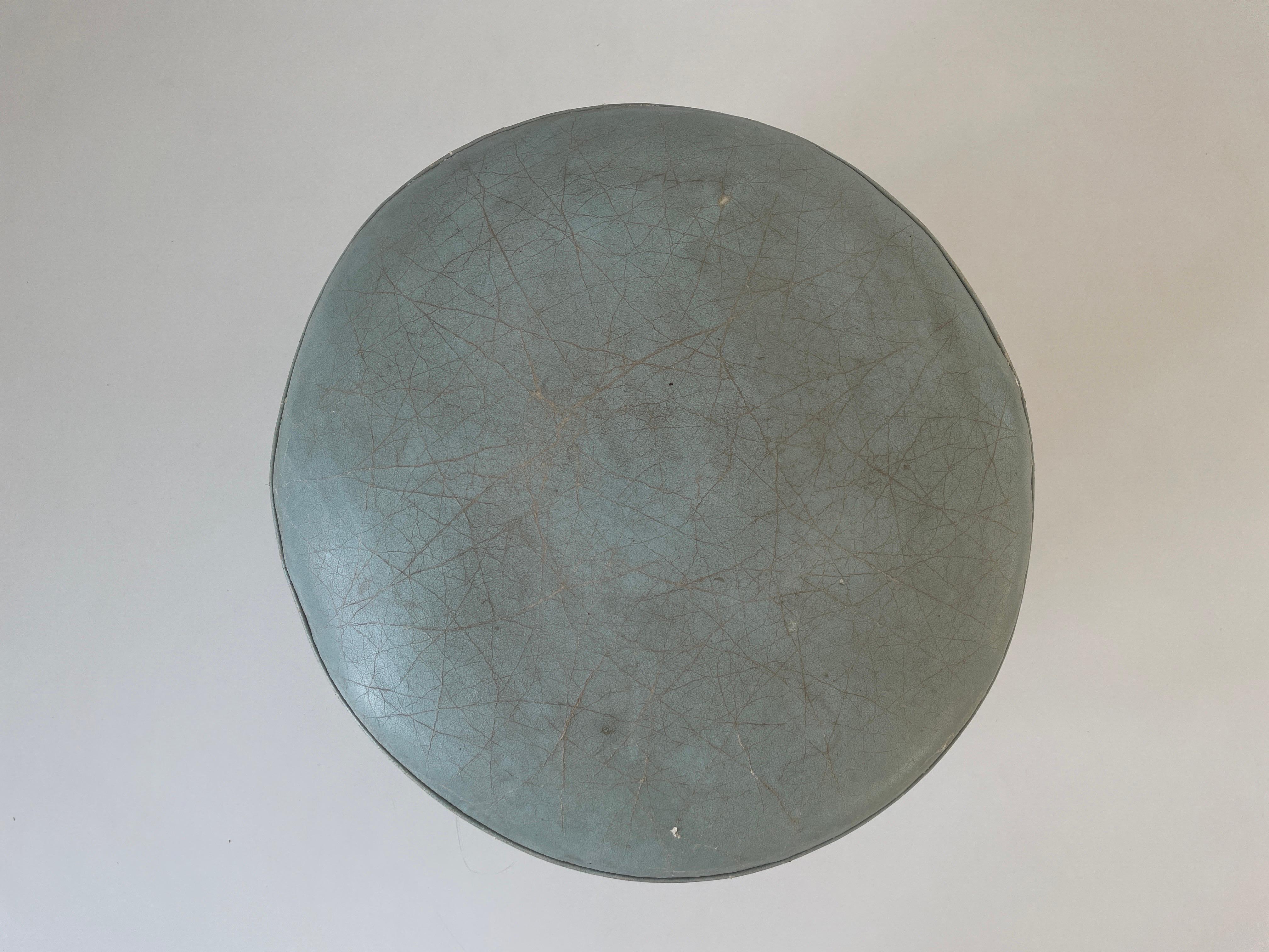 Pouf rotondo in pelle consumata turchese con base in Wood, anni '60, Italia in vendita 2