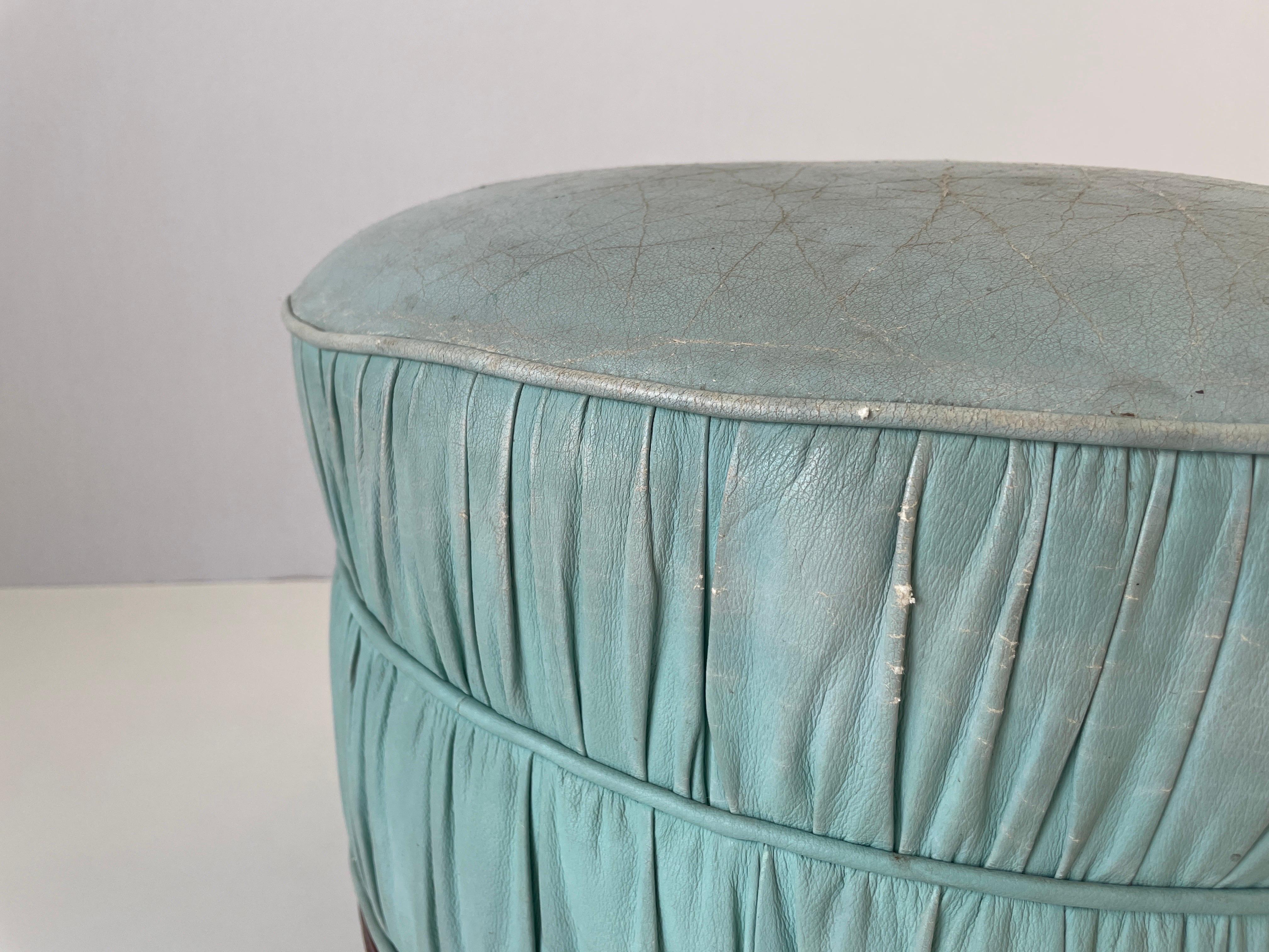 Pouf rotondo in pelle consumata turchese con base in Wood, anni '60, Italia in vendita 3