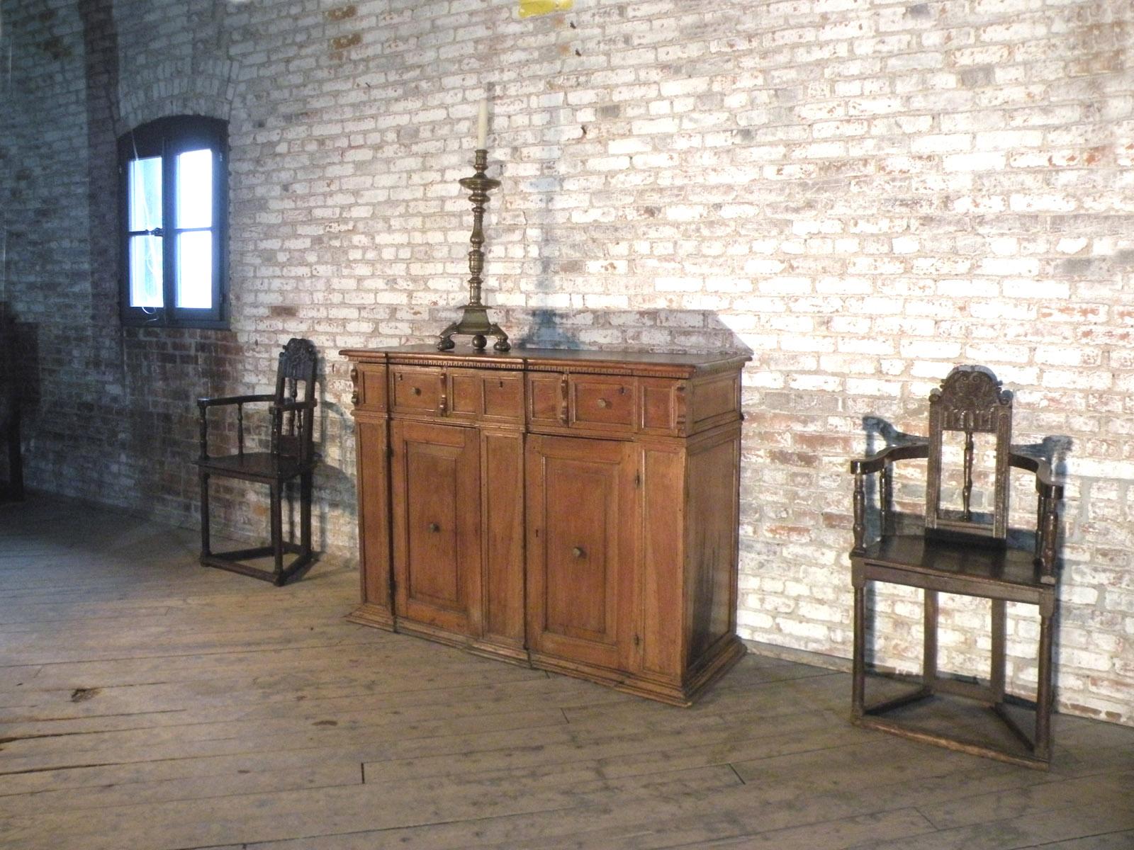 Italian / Tuscan  Baroque 17th Century Walnut  Credenza For Sale 3