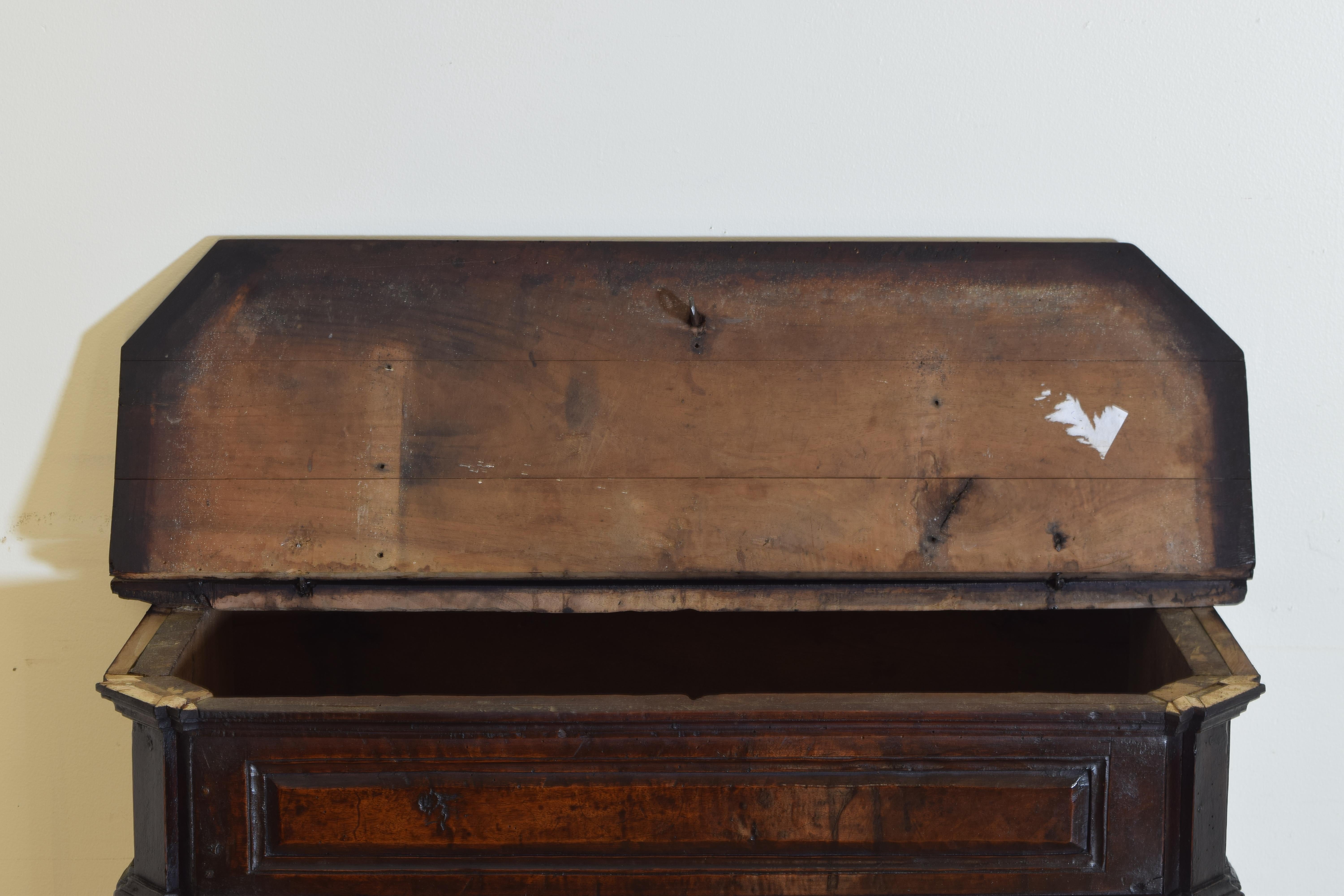 Italian, Tuscan 17th Century Walnut Prie-dieu 'Inginocchiatoio' 3