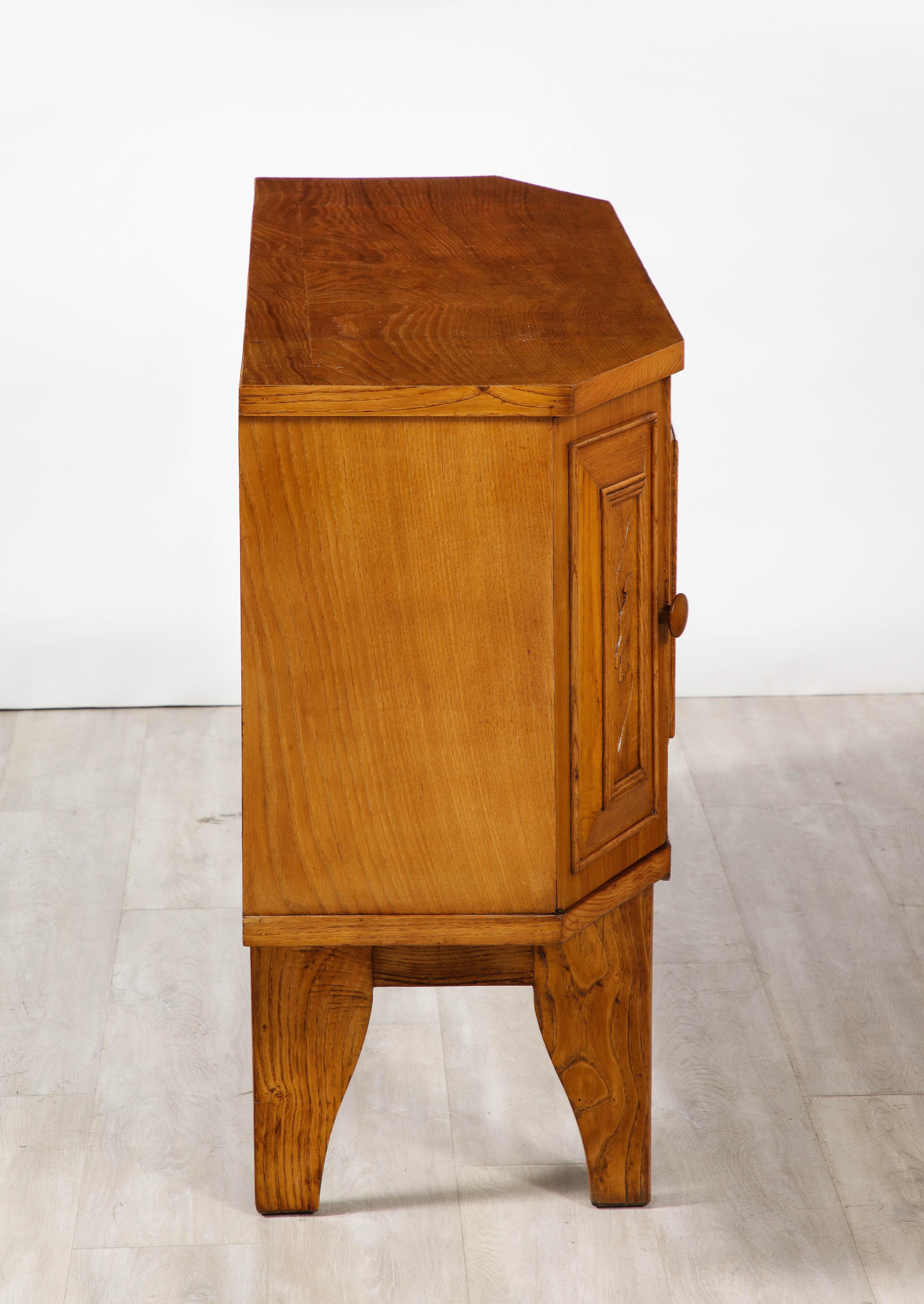 Italian Tuscan Art Deco Carved Oak Sideboard or Credenza, circa 1940 For Sale 5