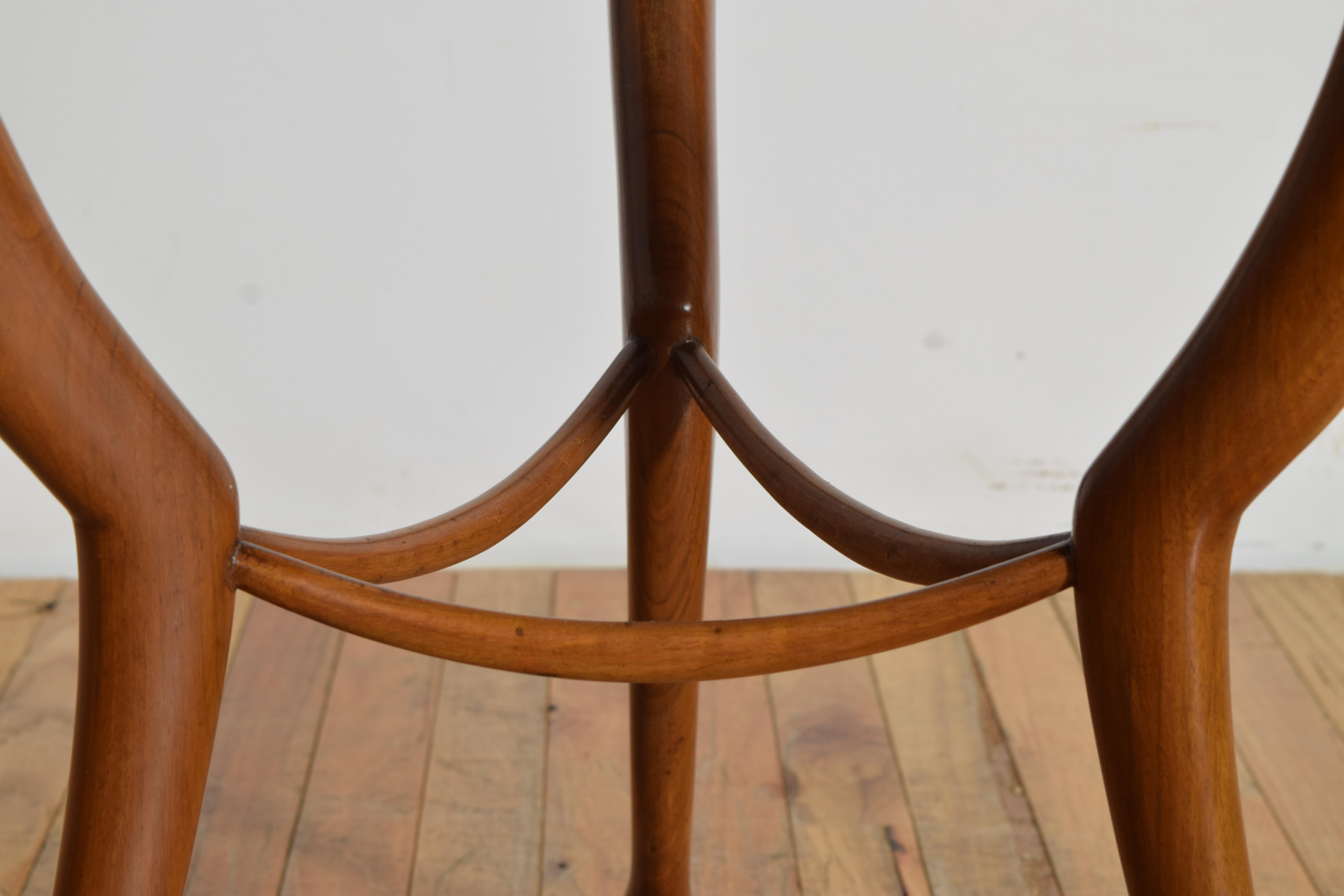 Inizio XIX secolo Tavolo in noce chiaro con piedi a zoccolo, italiano, toscano, 1825 ca. in vendita