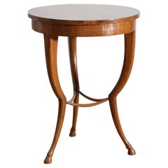 Tavolo in noce chiaro con piedi a zoccolo, italiano, toscano, 1825 ca.