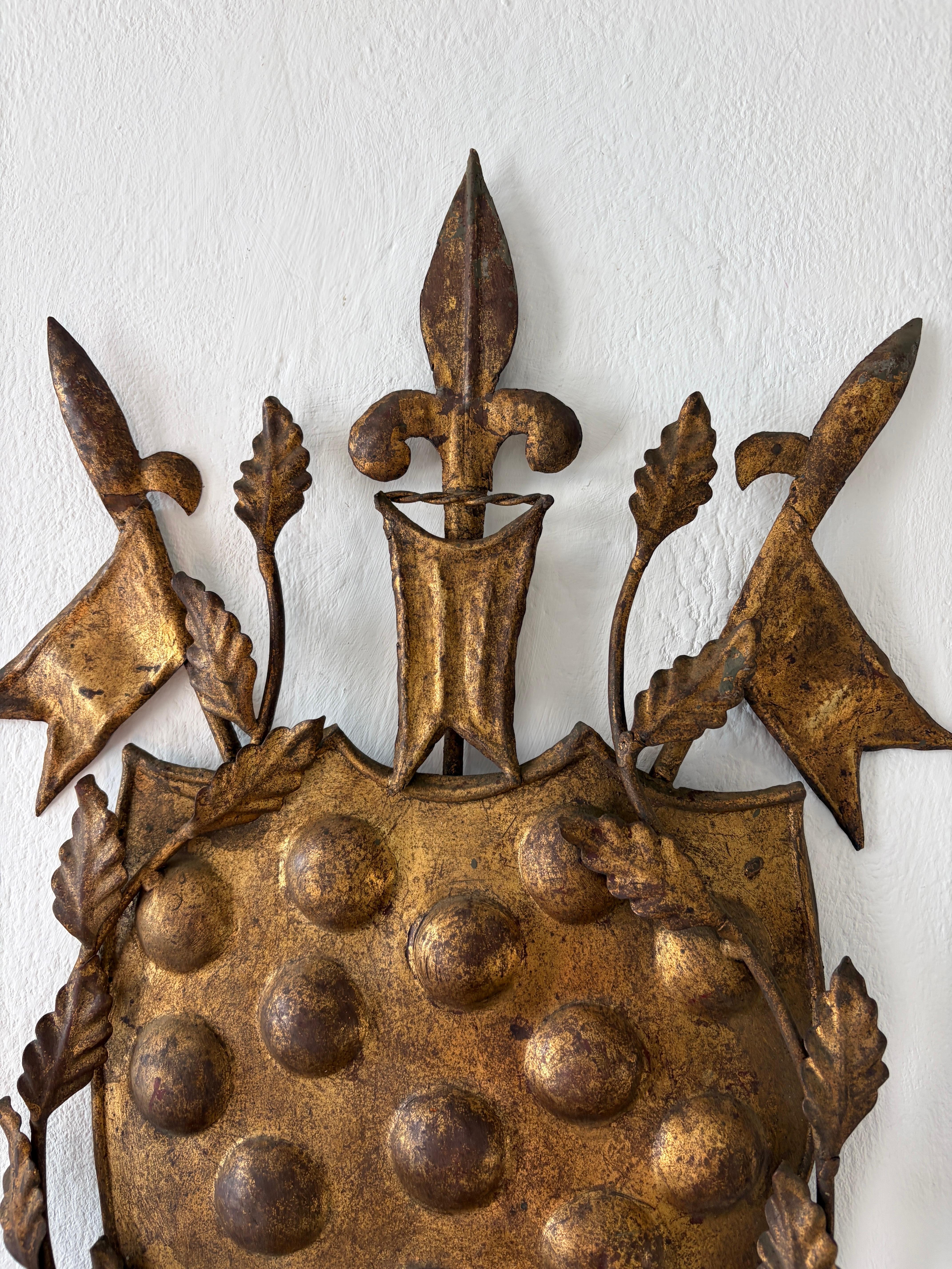 Italian Tuscan Medici Coat of Arms Metal Florentine Sconces c 1900 Fleur Di Lis In Good Condition For Sale In Firenze, Toscana