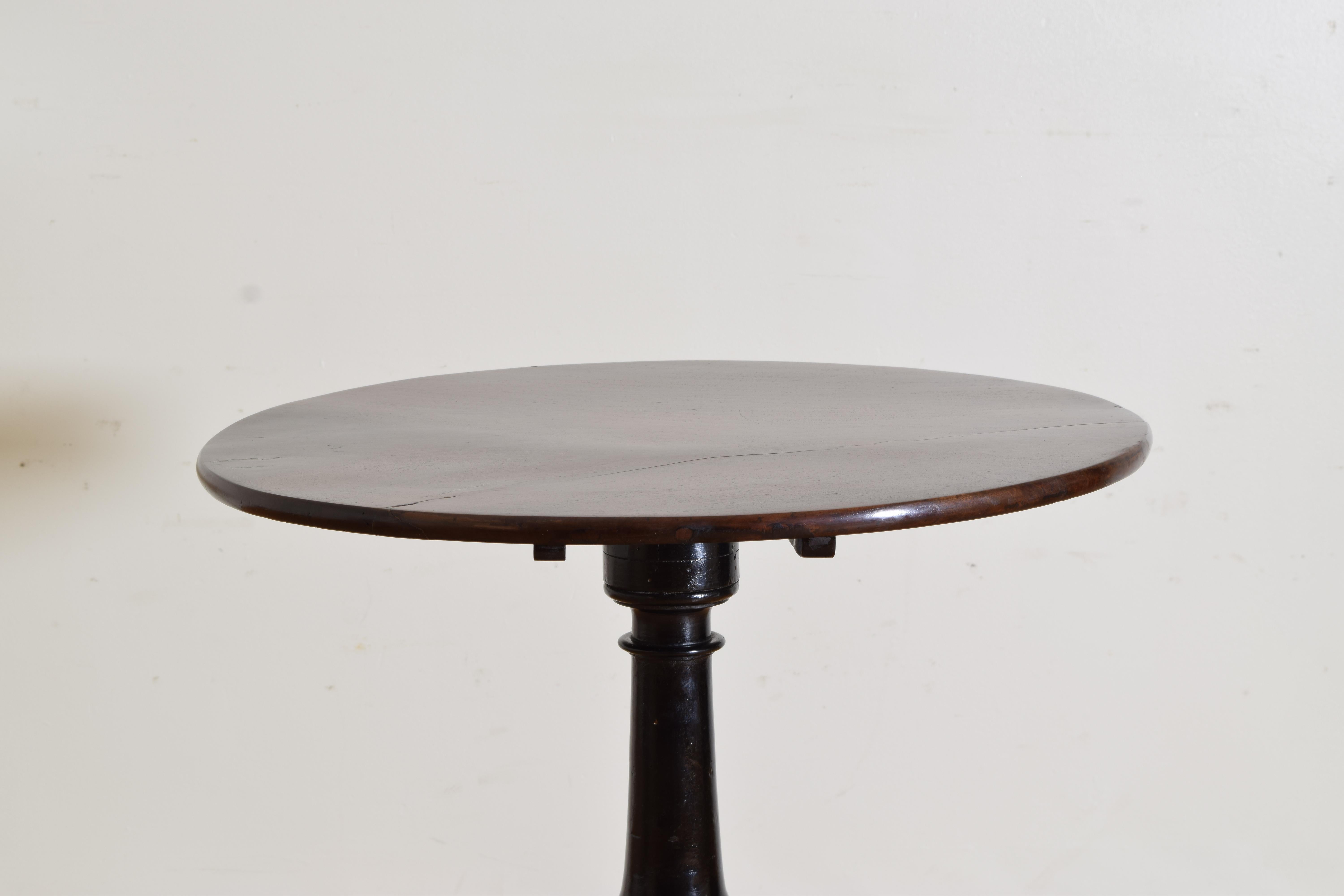 Italian, Tuscan, Neoclassic Walnut & Ebonized Tilt-Top Table, ca. 1835 In Good Condition For Sale In Atlanta, GA