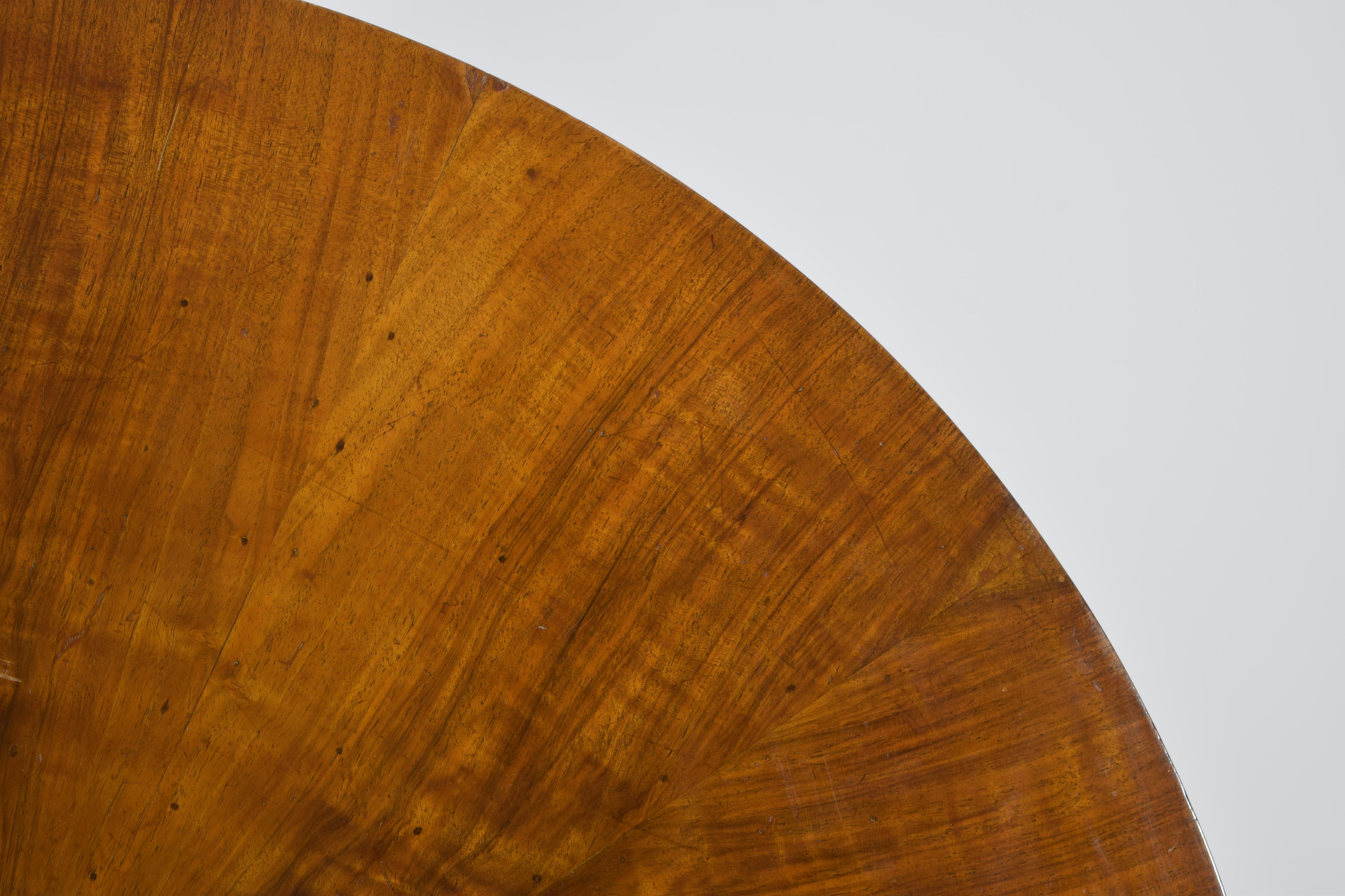 Italian, Tuscan, Neoclassic Walnut Center Table, 1st Quarter 19th Century For Sale 5