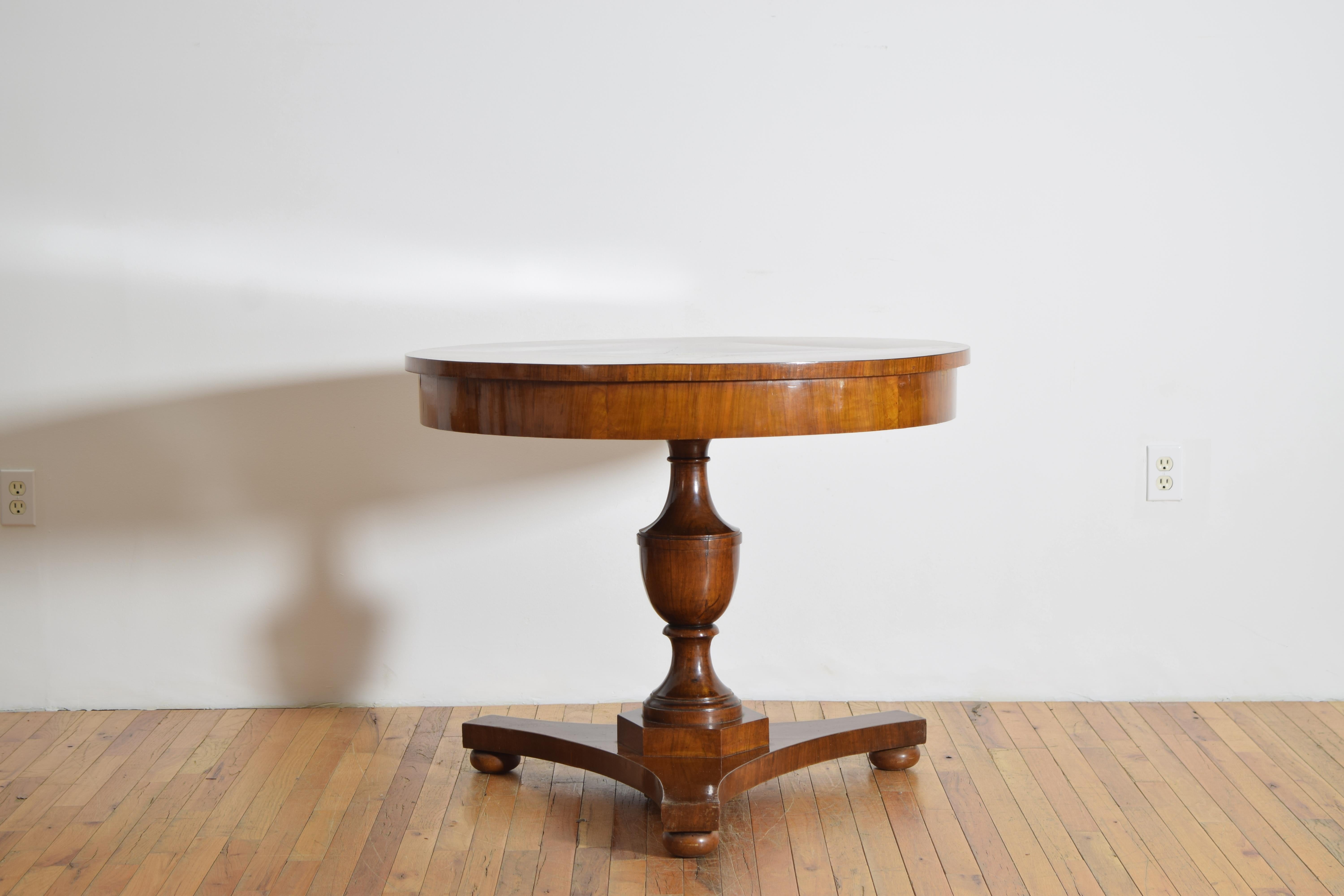 Neoclassical Italian, Tuscan, Neoclassic Walnut Center Table, 1st Quarter 19th Century For Sale
