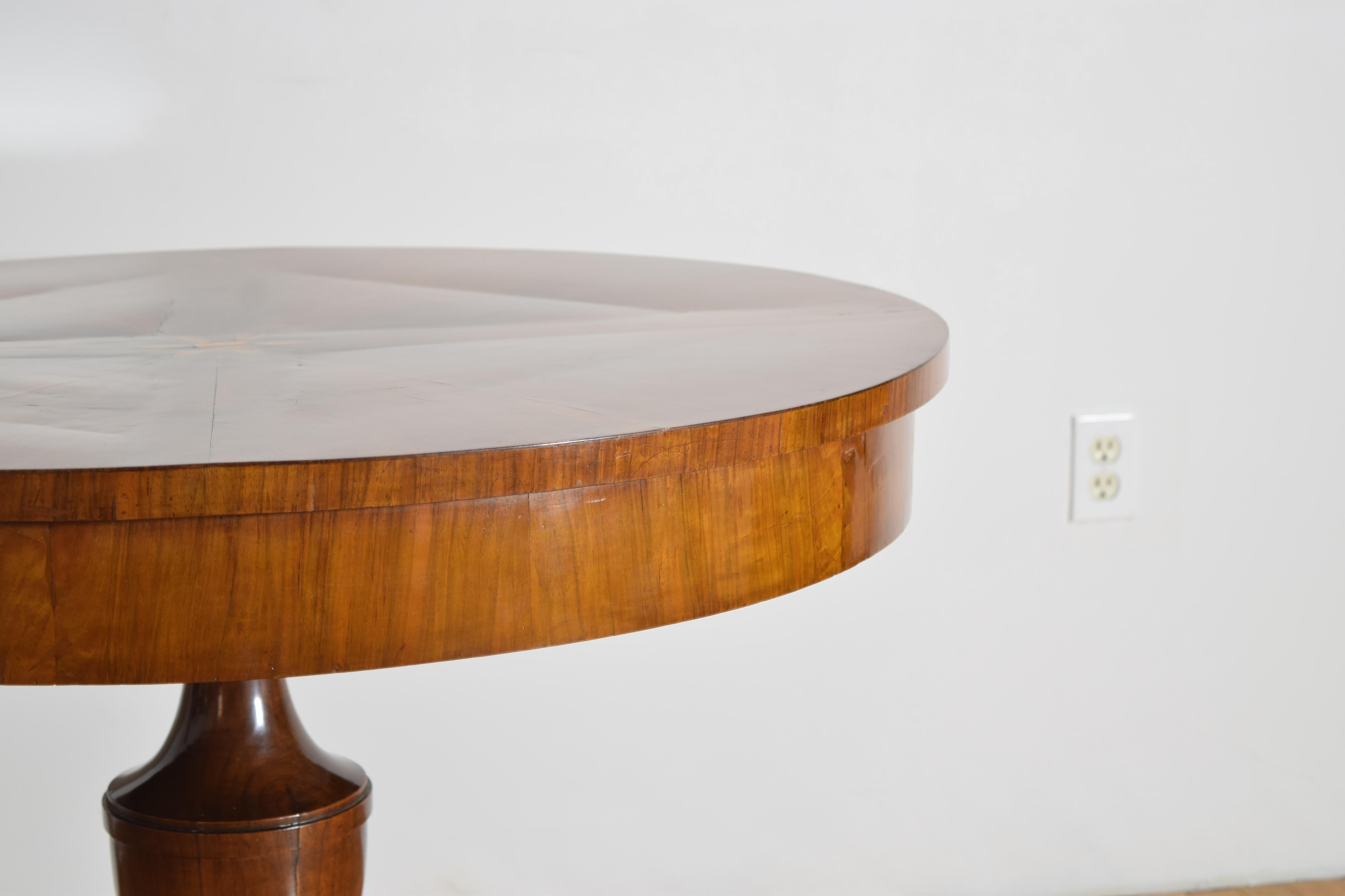 Italian, Tuscan, Neoclassic Walnut Center Table, 1st Quarter 19th Century In Good Condition For Sale In Atlanta, GA