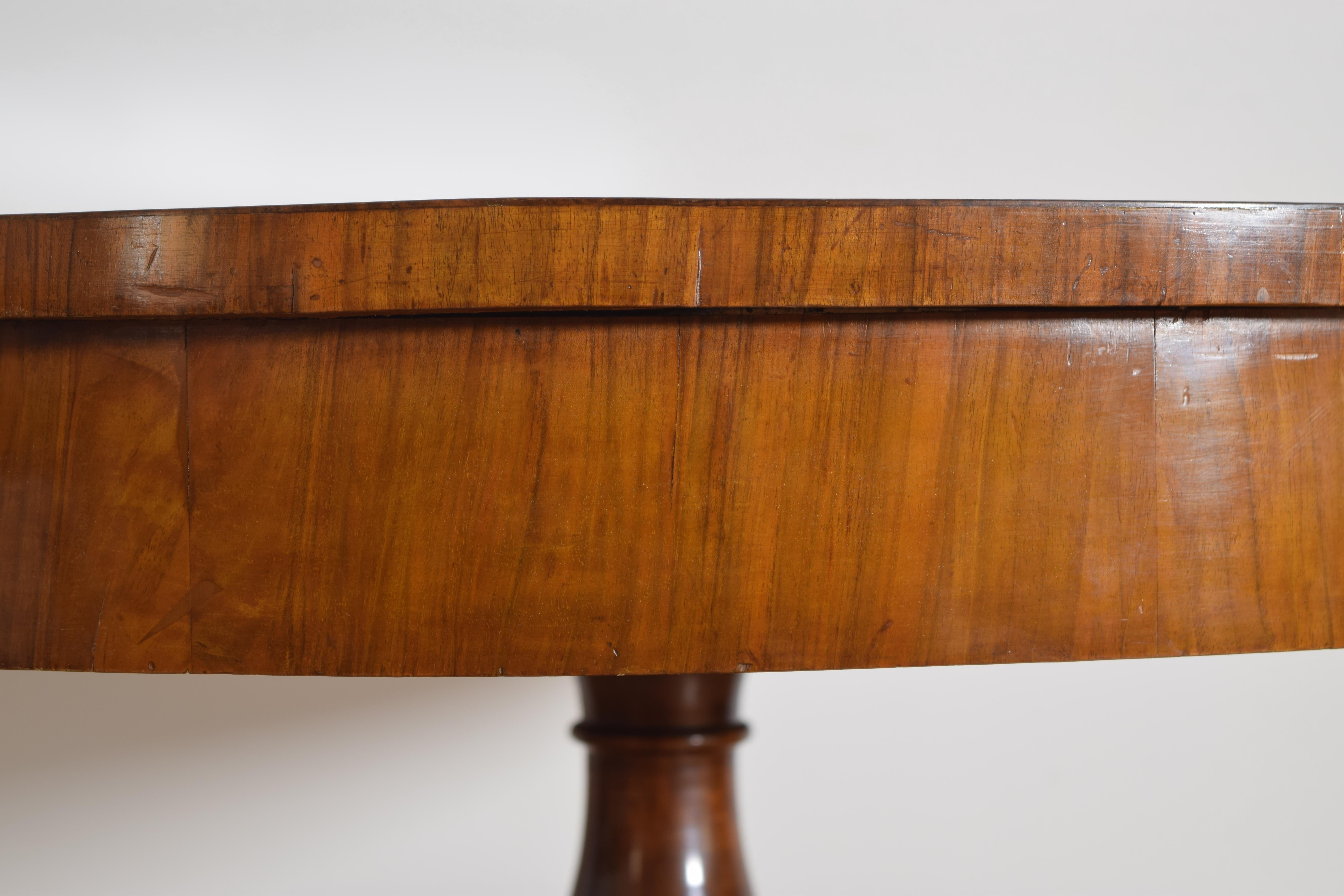 Early 19th Century Italian, Tuscan, Neoclassic Walnut Center Table, 1st Quarter 19th Century For Sale