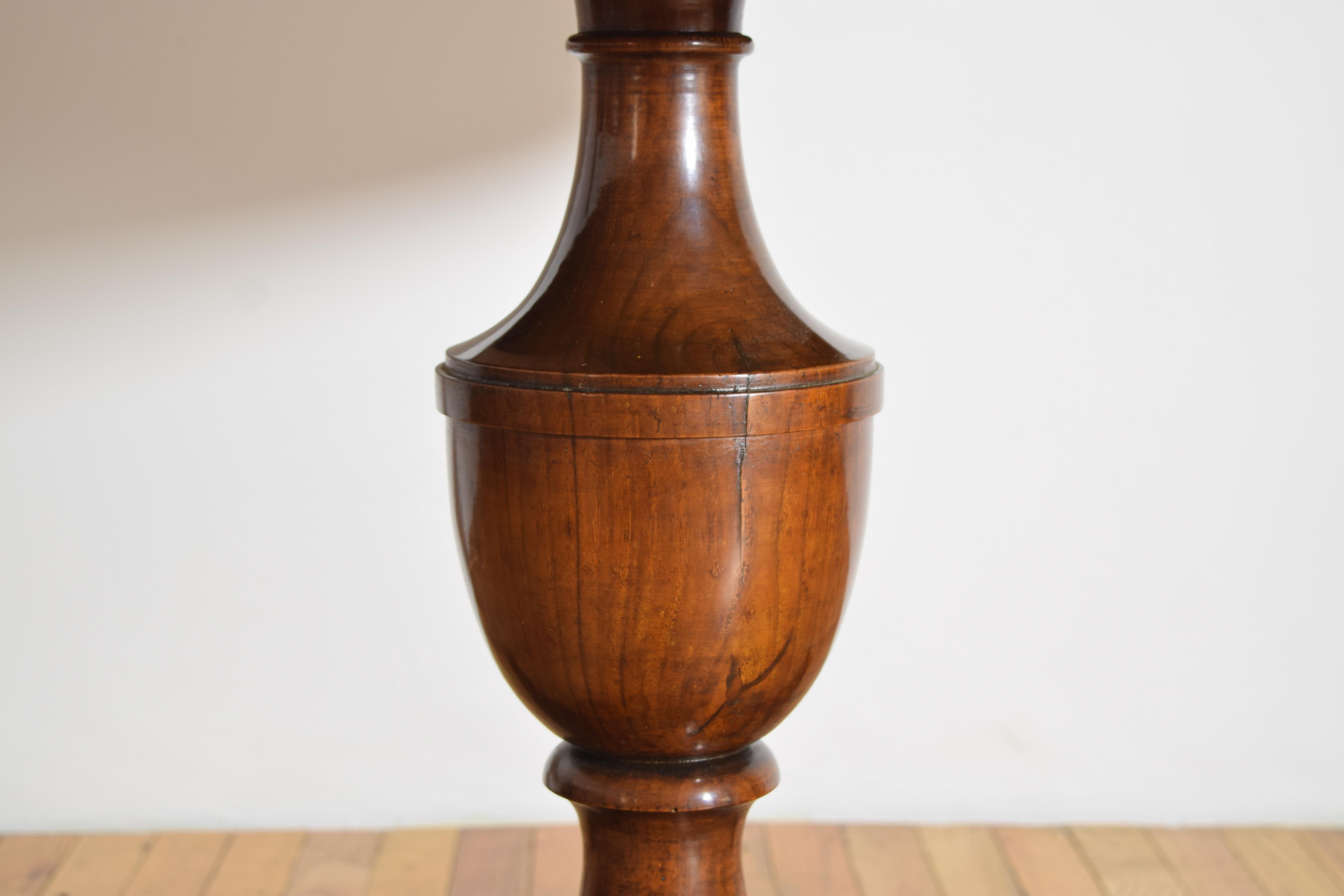 Italian, Tuscan, Neoclassic Walnut Center Table, 1st Quarter 19th Century For Sale 1