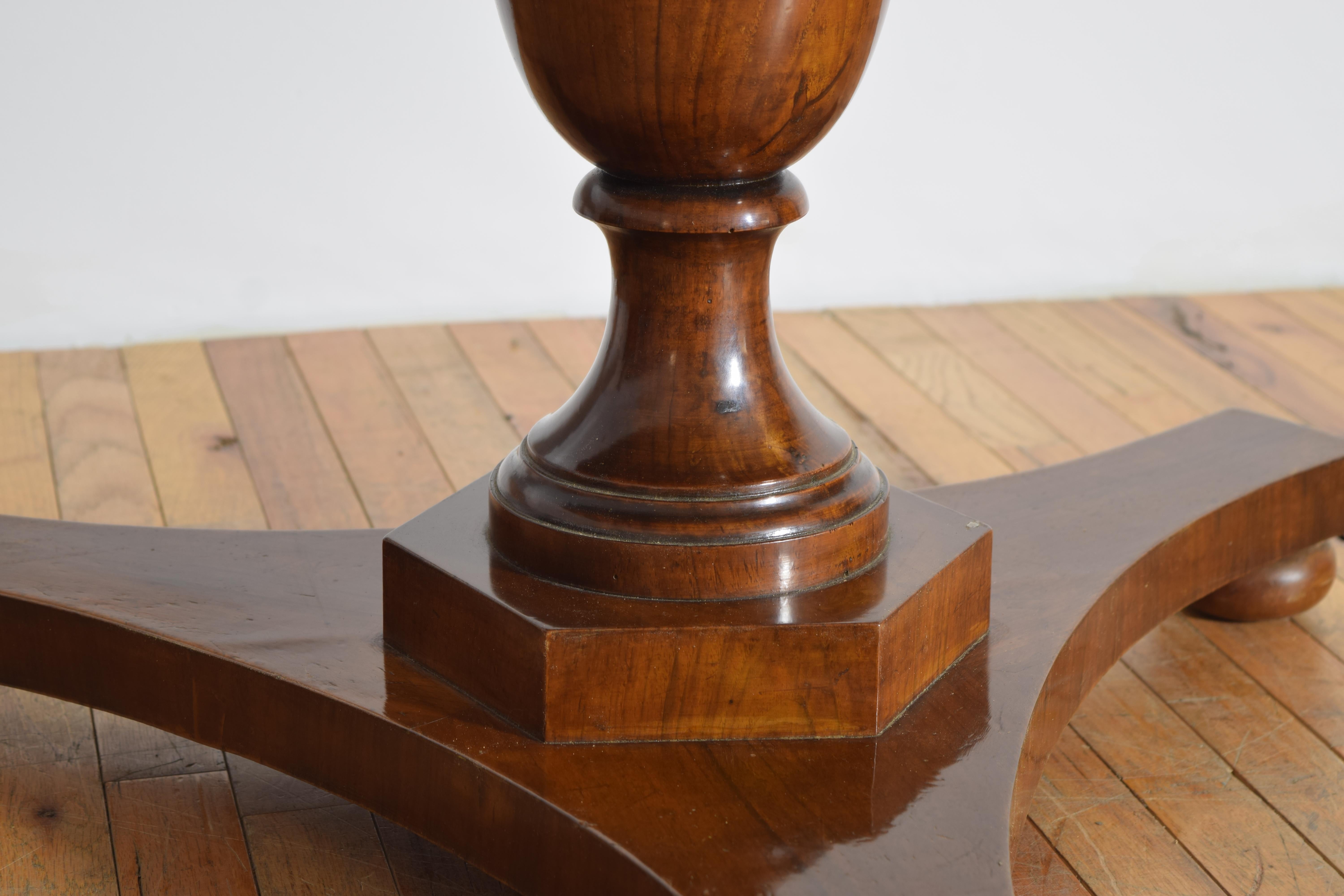 Italian, Tuscan, Neoclassic Walnut Center Table, 1st Quarter 19th Century For Sale 2