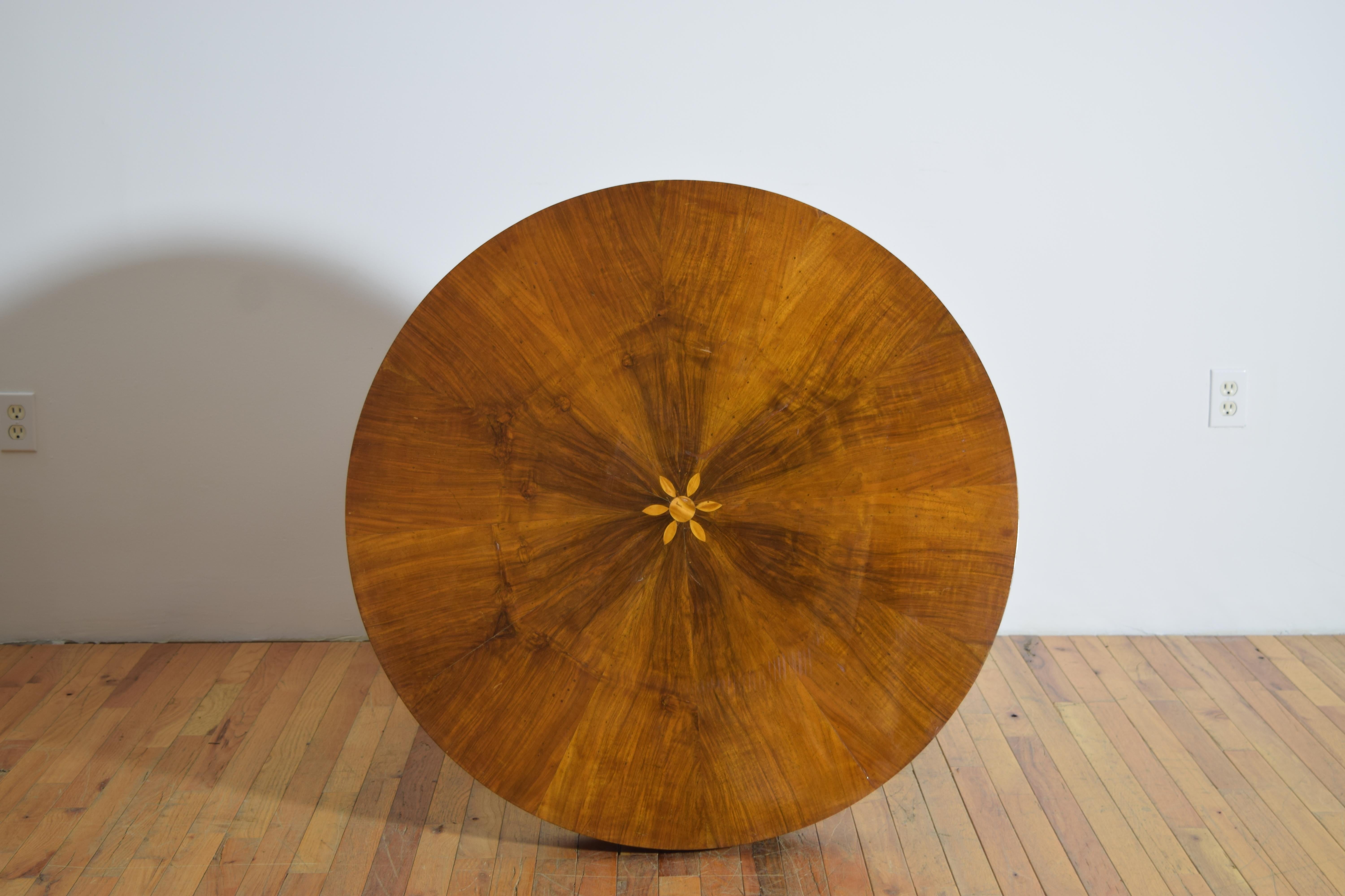 Italian, Tuscan, Neoclassic Walnut Center Table, 1st Quarter 19th Century For Sale 4