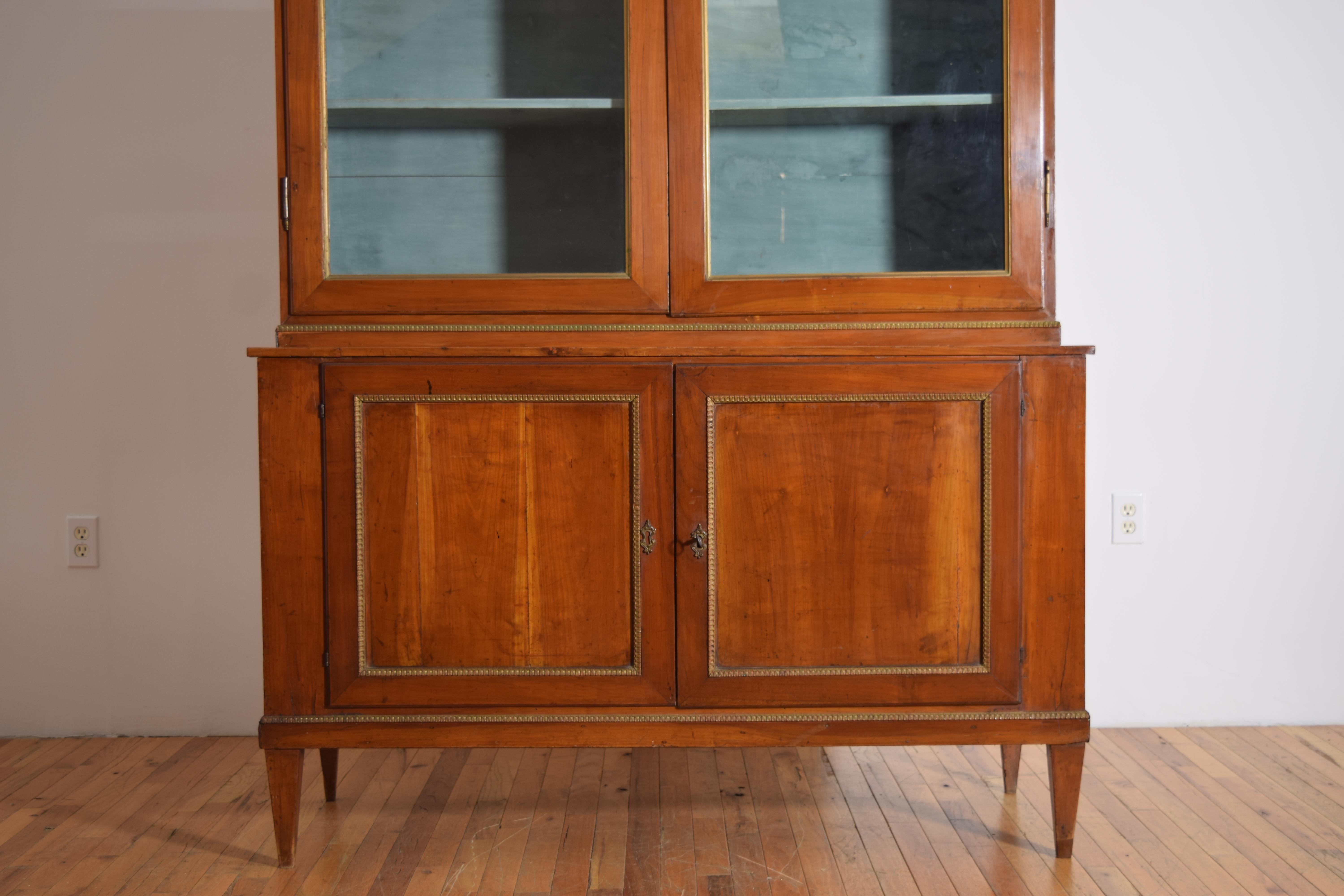Paire d'armoires italiennes, toscanes, néoclassiques en bois fruitier et portes en verre, 1erq. 19e s. en vente 4