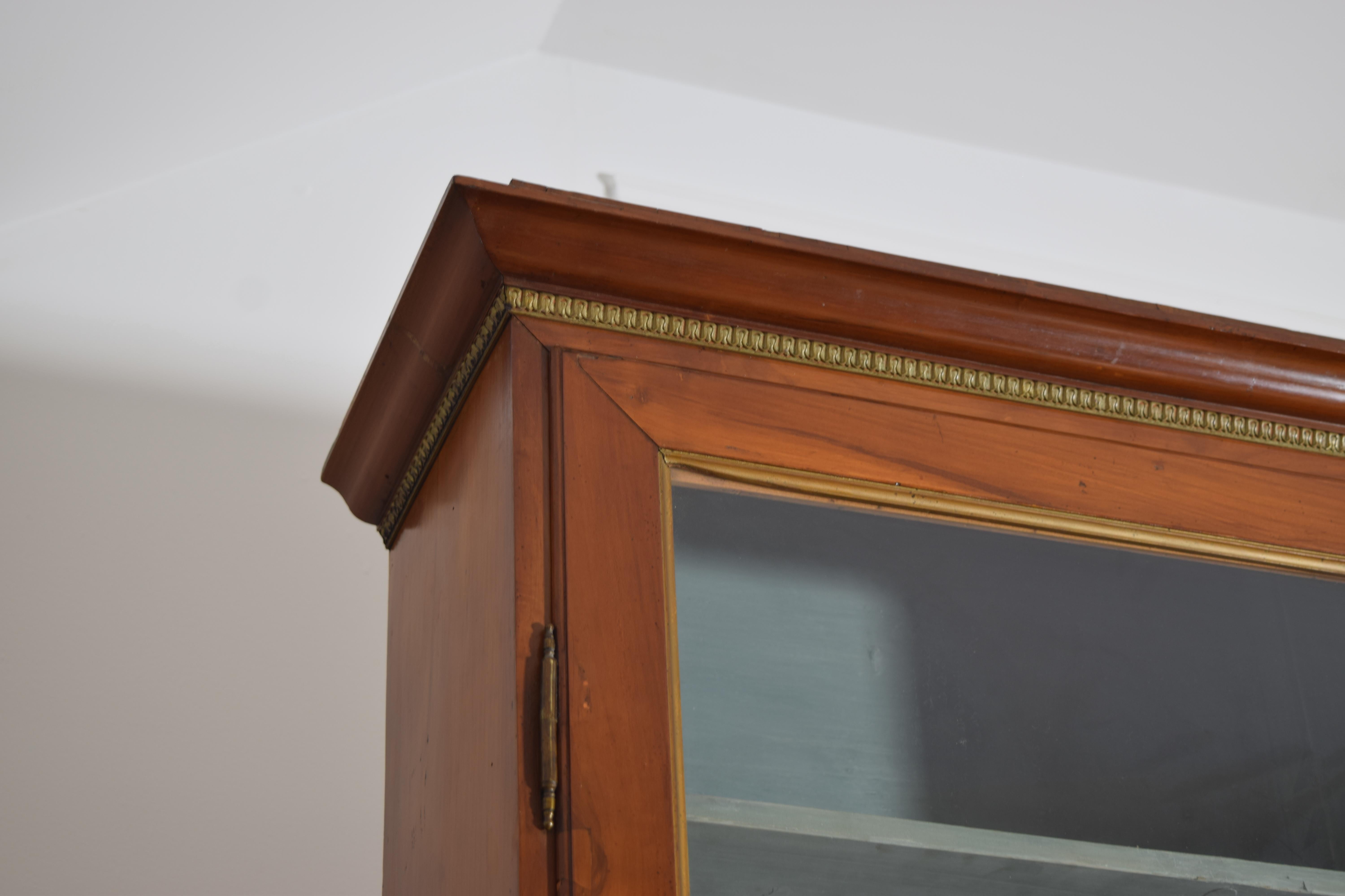 Paire d'armoires italiennes, toscanes, néoclassiques en bois fruitier et portes en verre, 1erq. 19e s. en vente 5