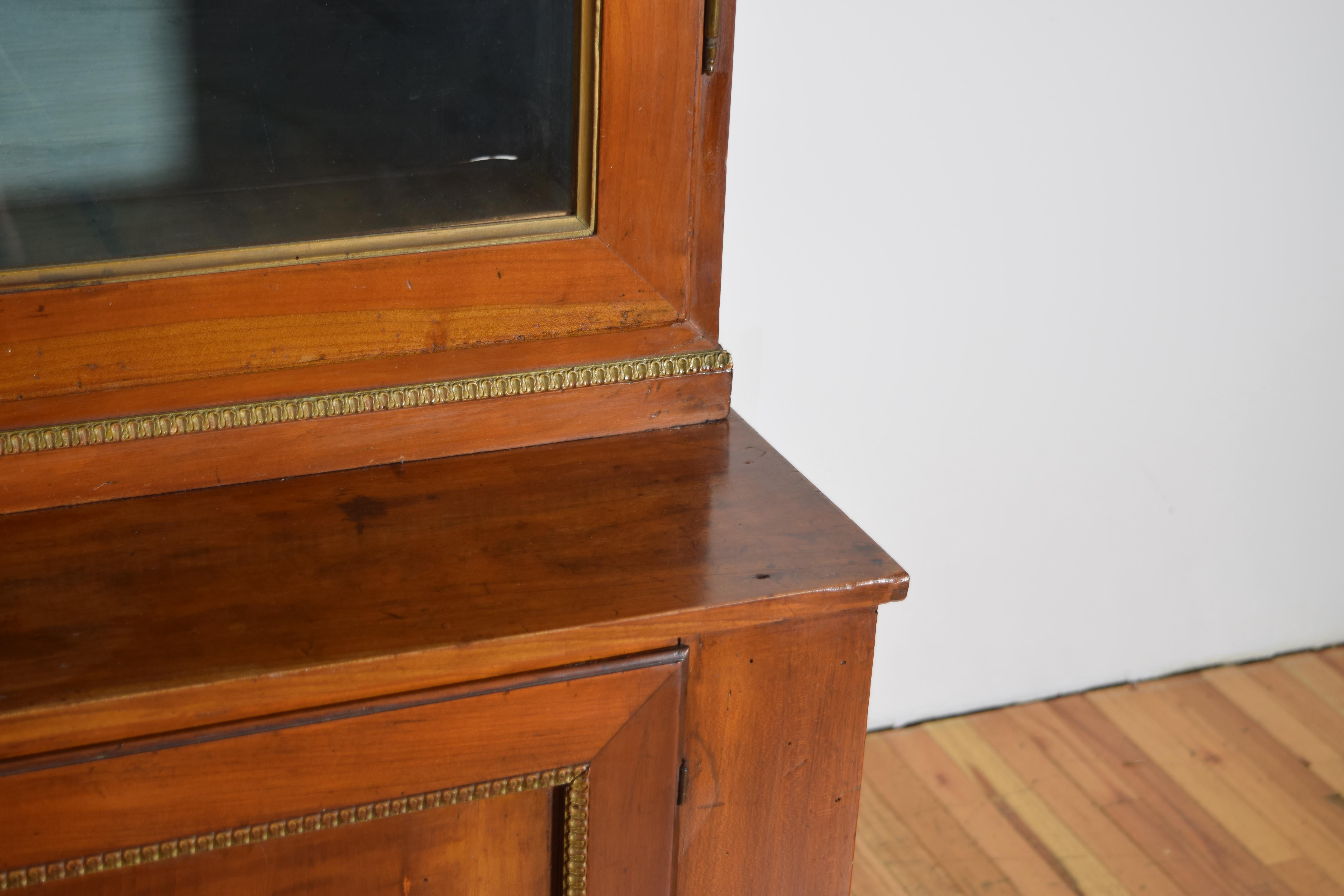 Paire d'armoires italiennes, toscanes, néoclassiques en bois fruitier et portes en verre, 1erq. 19e s. en vente 6