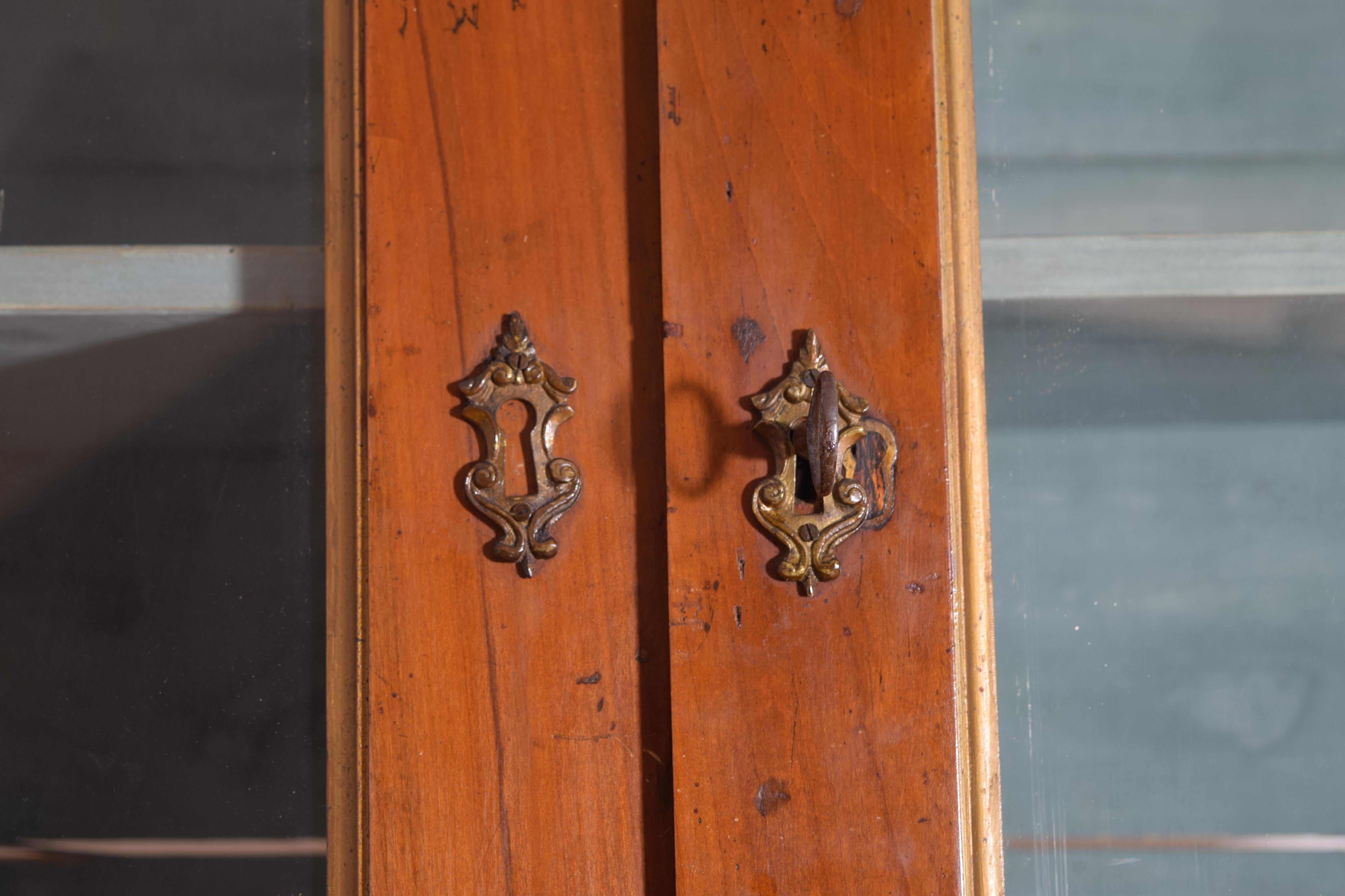 Paire d'armoires italiennes, toscanes, néoclassiques en bois fruitier et portes en verre, 1erq. 19e s. en vente 7