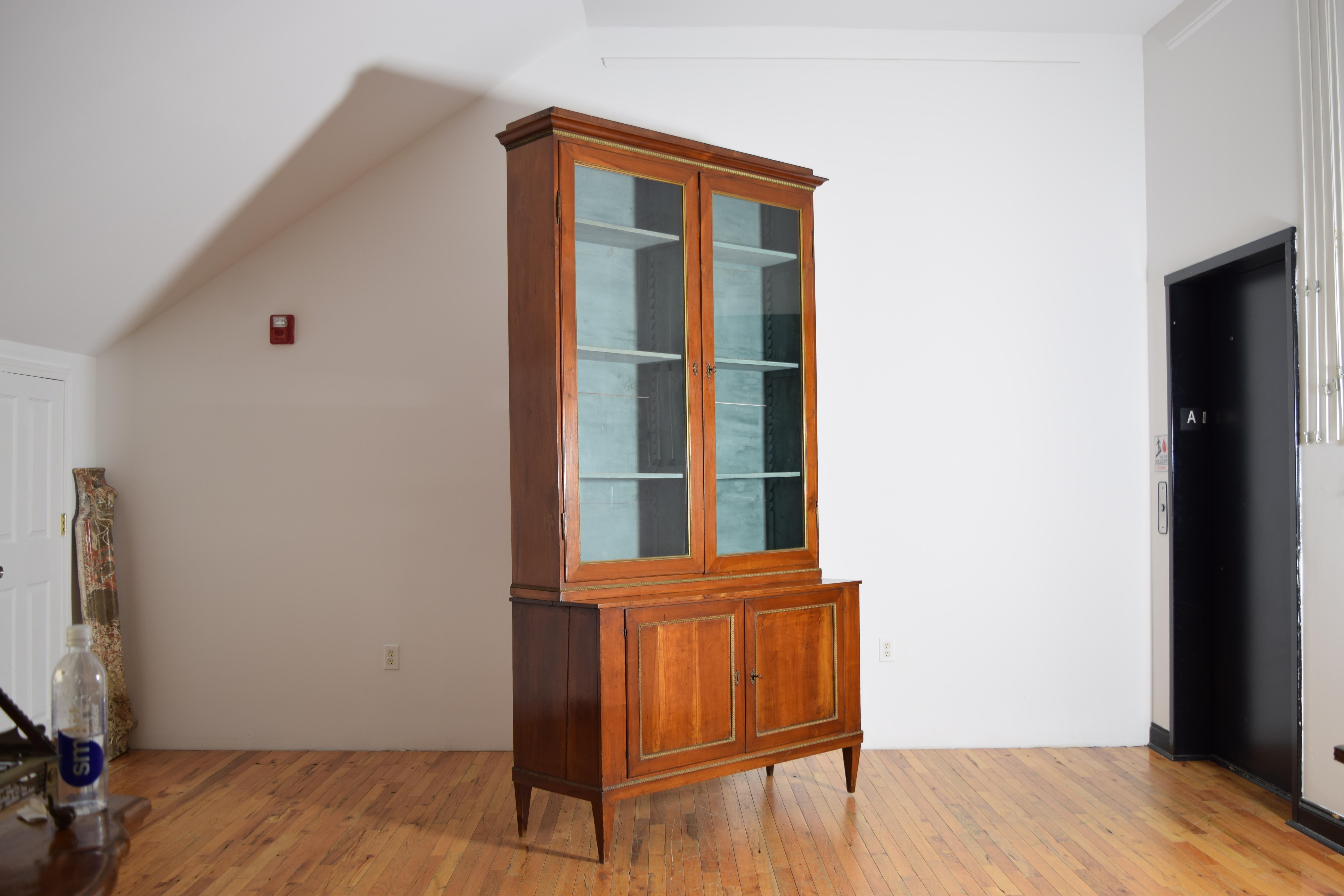 Néoclassique Paire d'armoires italiennes, toscanes, néoclassiques en bois fruitier et portes en verre, 1erq. 19e s. en vente