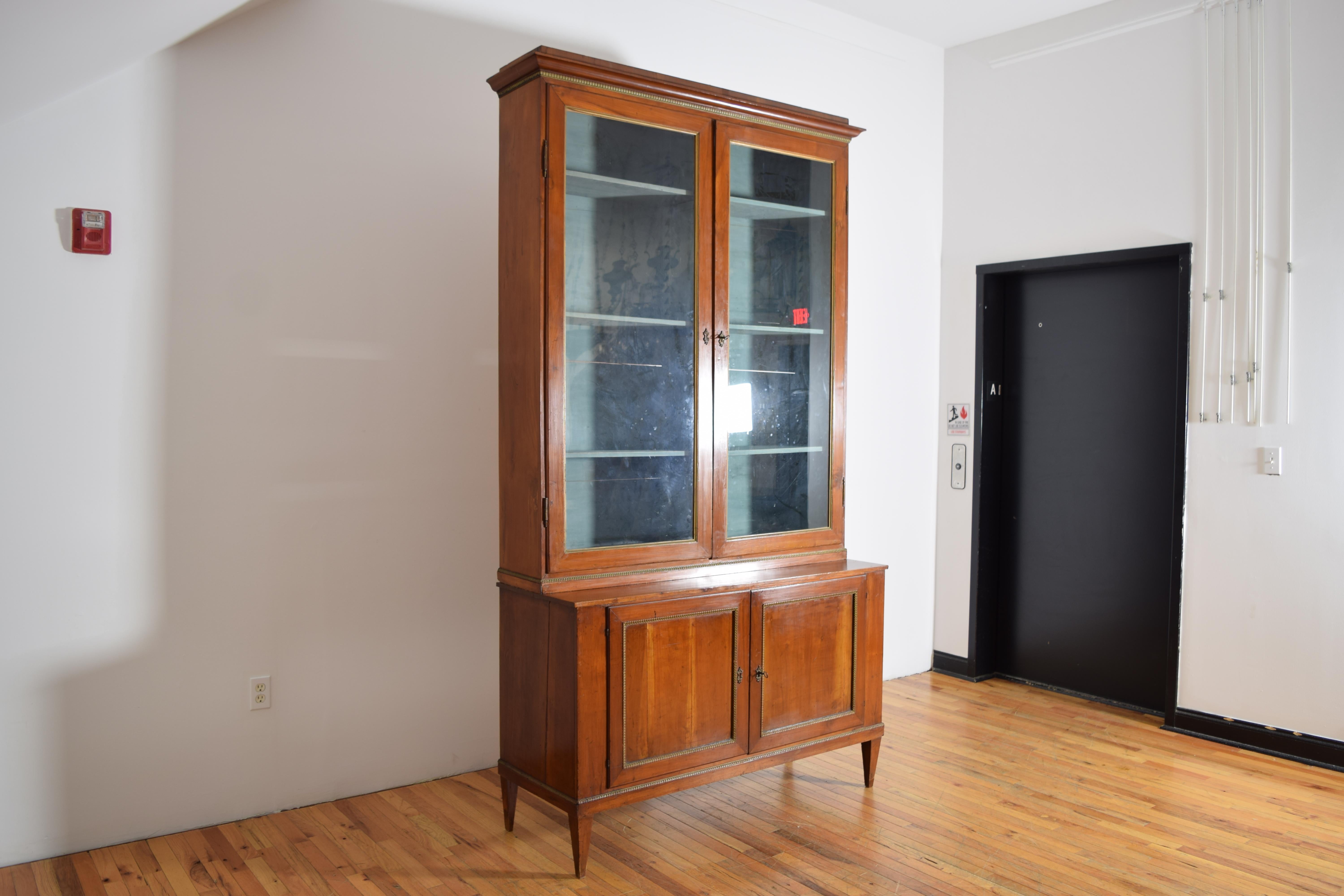 Paire d'armoires italiennes, toscanes, néoclassiques en bois fruitier et portes en verre, 1erq. 19e s. Bon état - En vente à Atlanta, GA