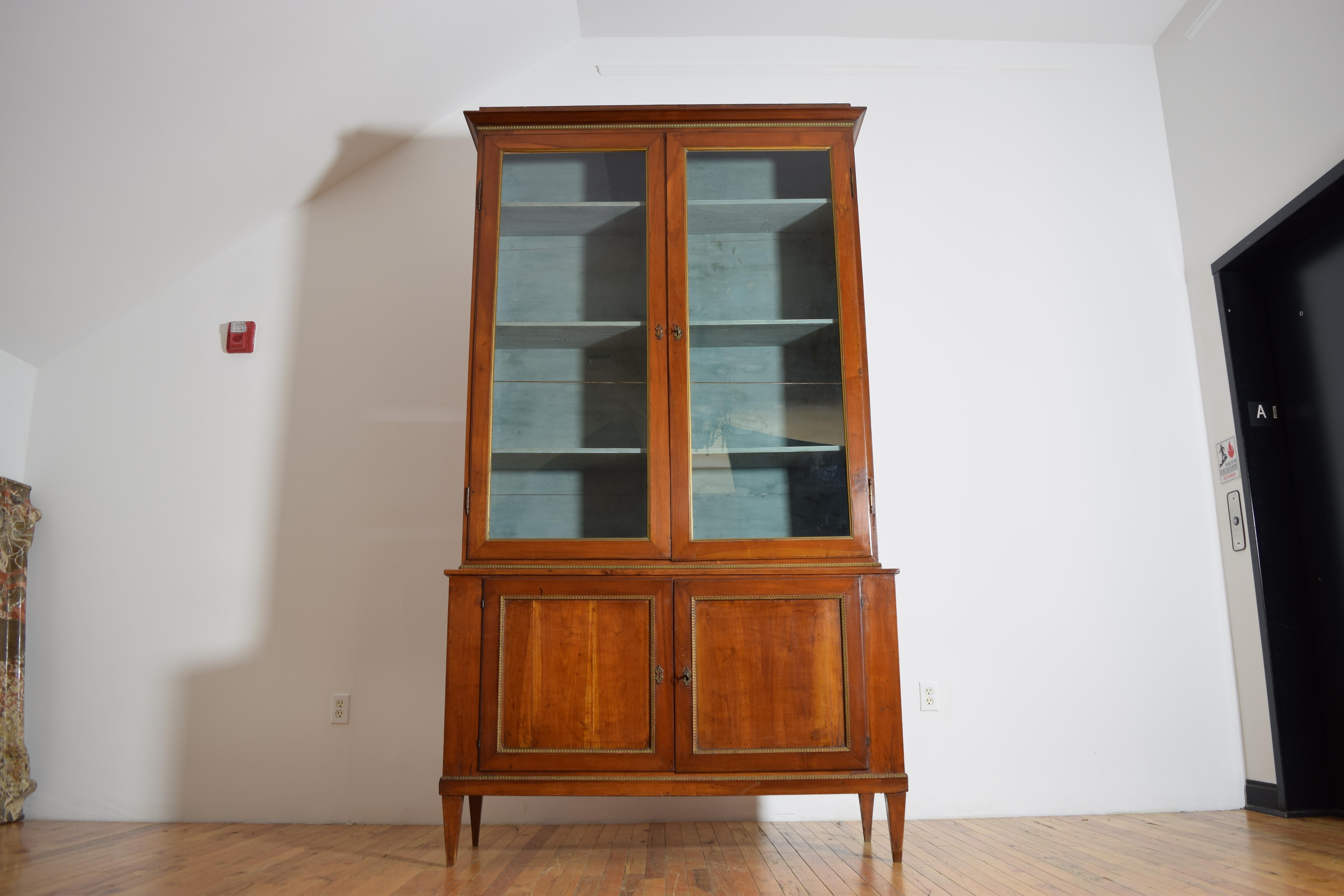 Début du XIXe siècle Paire d'armoires italiennes, toscanes, néoclassiques en bois fruitier et portes en verre, 1erq. 19e s. en vente