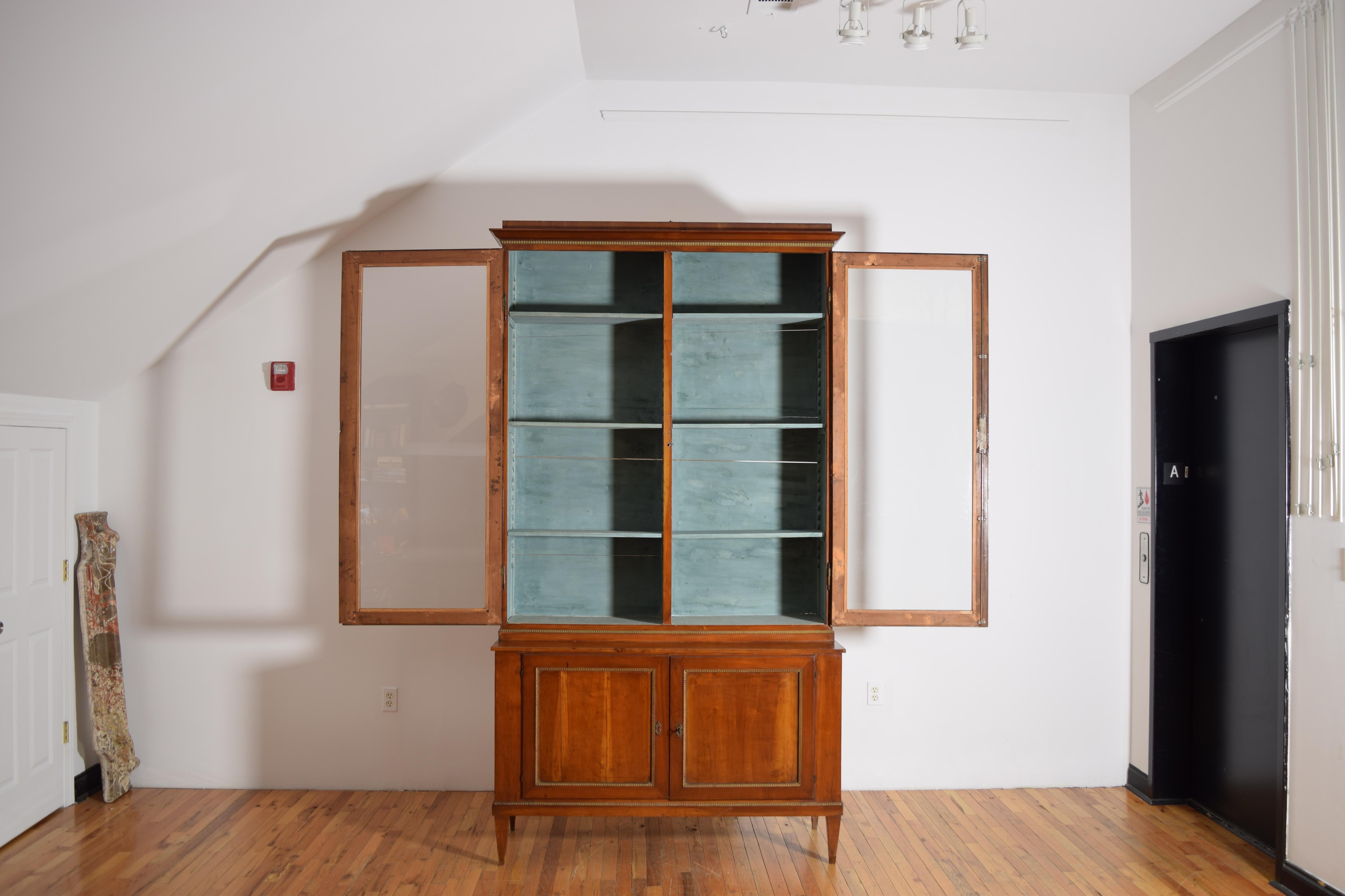 Paire d'armoires italiennes, toscanes, néoclassiques en bois fruitier et portes en verre, 1erq. 19e s. en vente 1