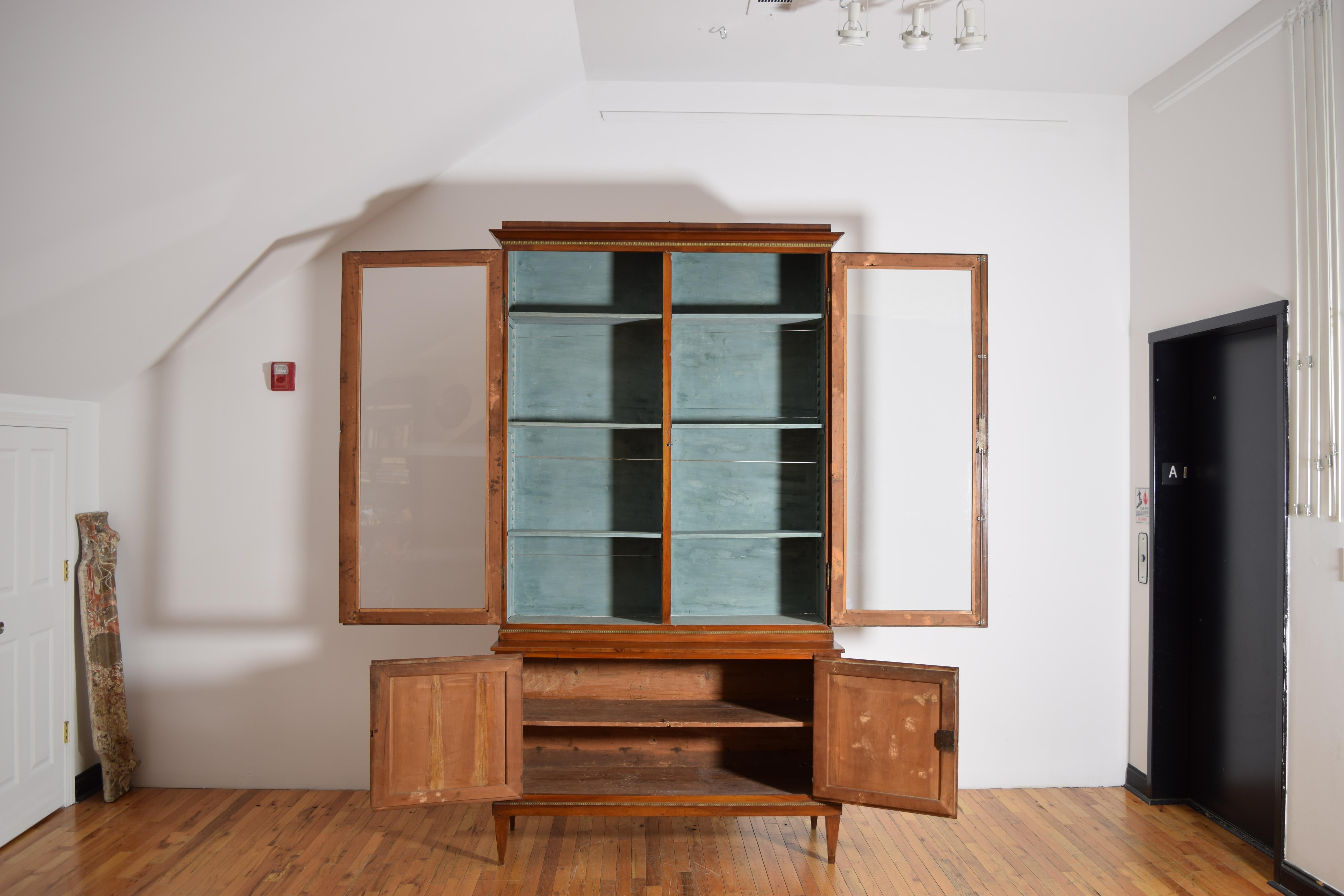 Paire d'armoires italiennes, toscanes, néoclassiques en bois fruitier et portes en verre, 1erq. 19e s. en vente 2