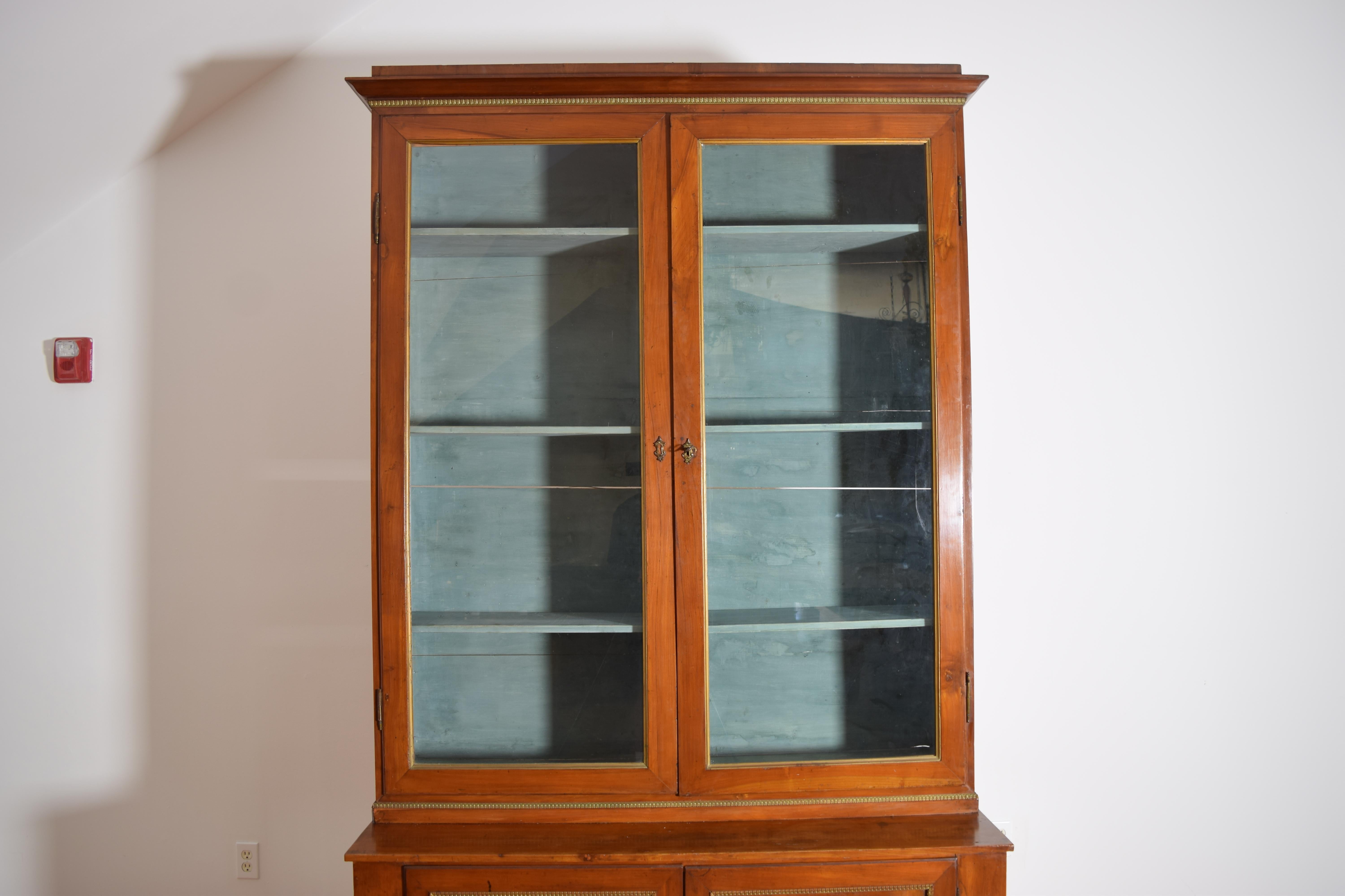 Paire d'armoires italiennes, toscanes, néoclassiques en bois fruitier et portes en verre, 1erq. 19e s. en vente 3