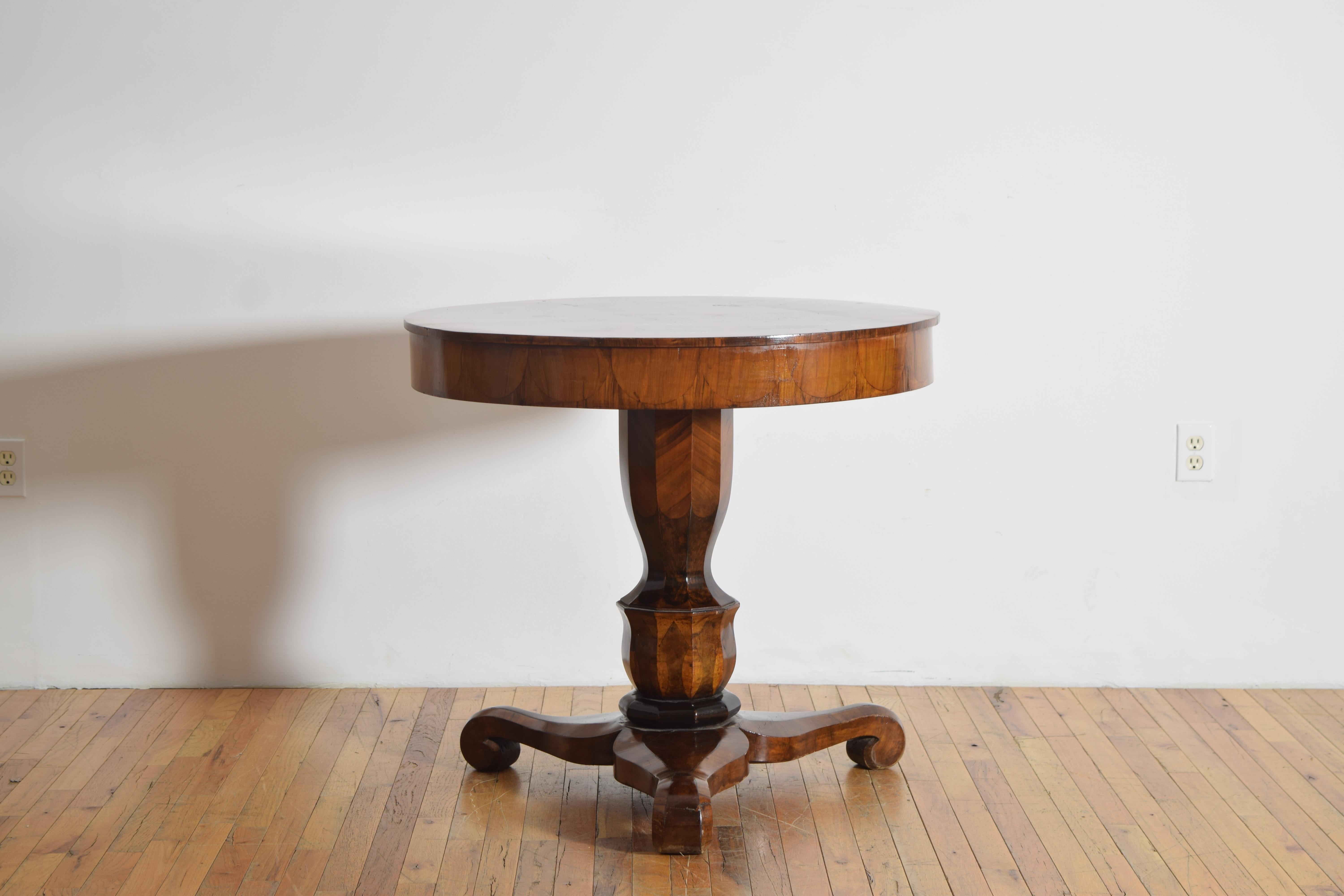 Mesa de centro italiana, toscana, de época neoclásica, de nogal y marquetería, ca. 1830 Neoclásico en venta
