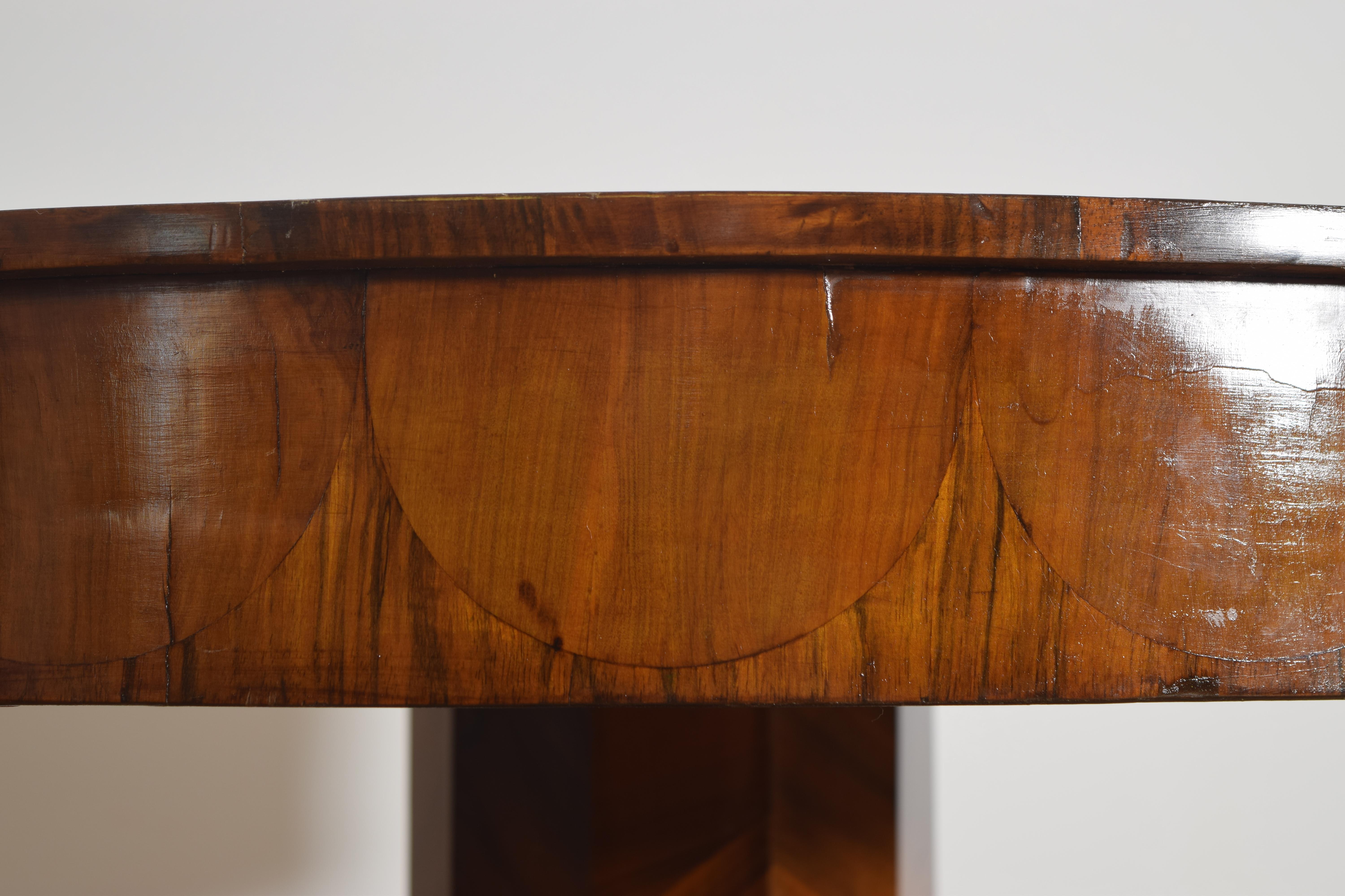 Mesa de centro italiana, toscana, de época neoclásica, de nogal y marquetería, ca. 1830 Italiano en venta