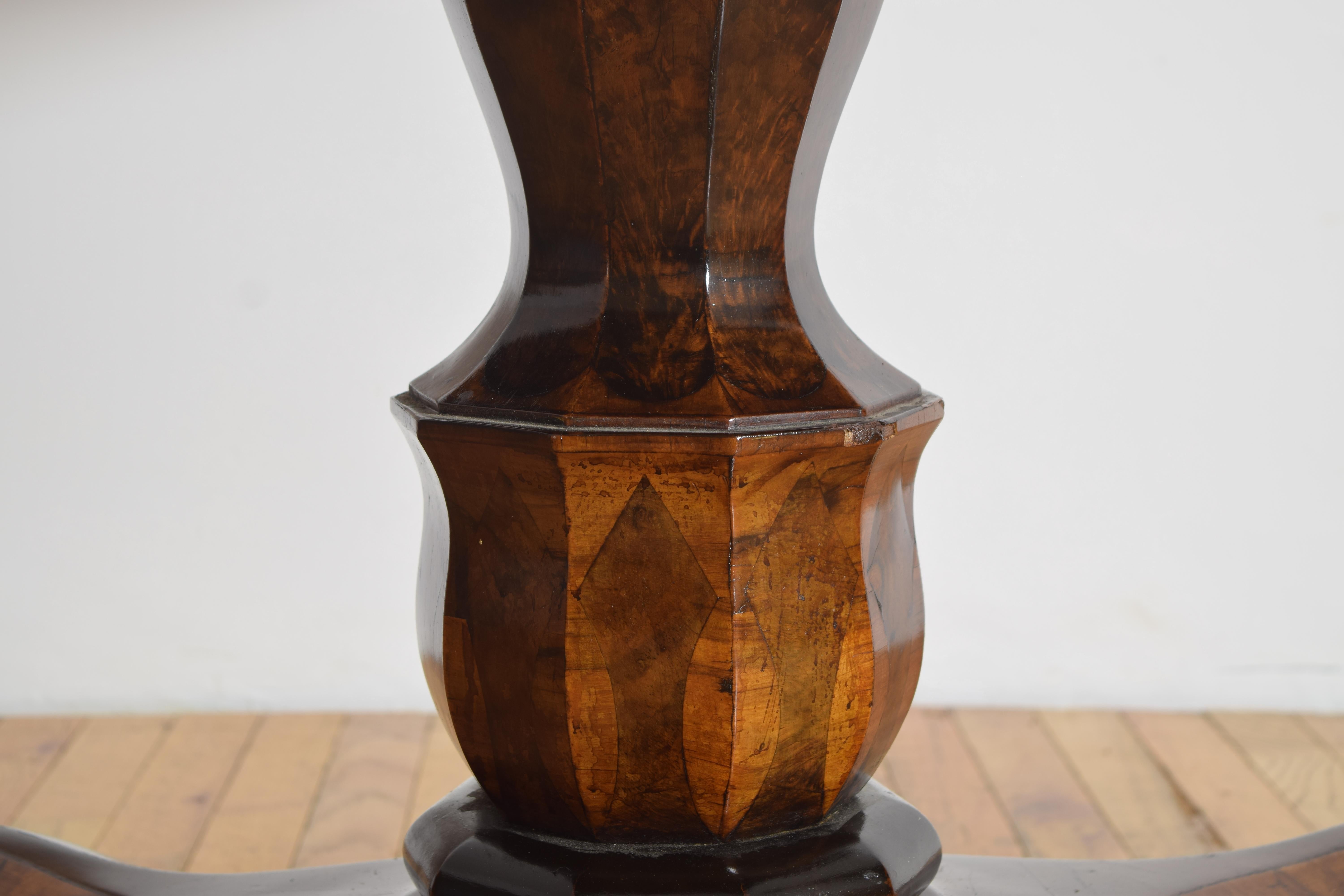 Mesa de centro italiana, toscana, de época neoclásica, de nogal y marquetería, ca. 1830 Incrustación en venta