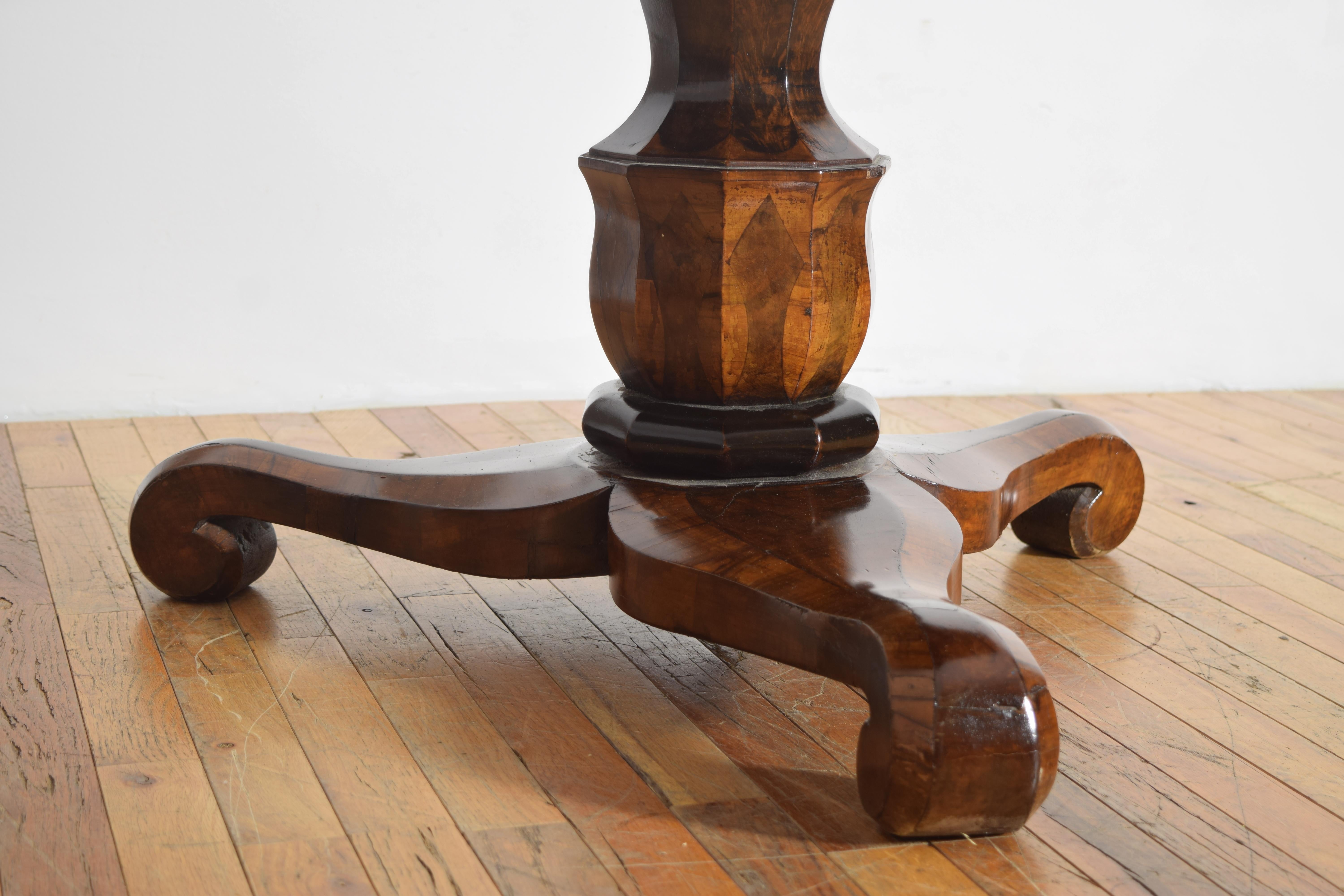 Mesa de centro italiana, toscana, de época neoclásica, de nogal y marquetería, ca. 1830 Mediados del siglo XIX en venta