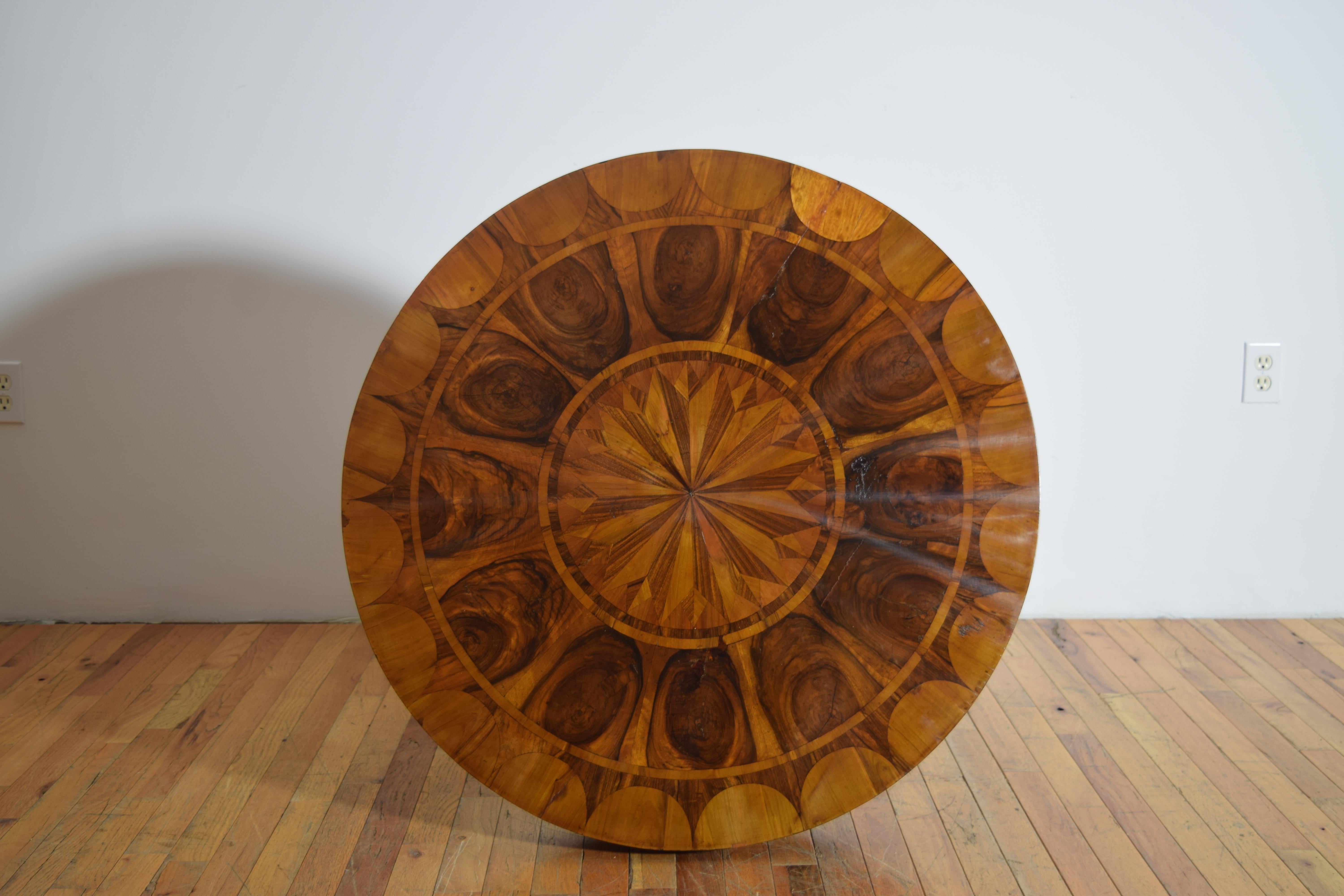 Mesa de centro italiana, toscana, de época neoclásica, de nogal y marquetería, ca. 1830 Nogal en venta
