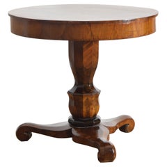 Mesa de centro italiana, toscana, de época neoclásica, de nogal y marquetería, ca. 1830