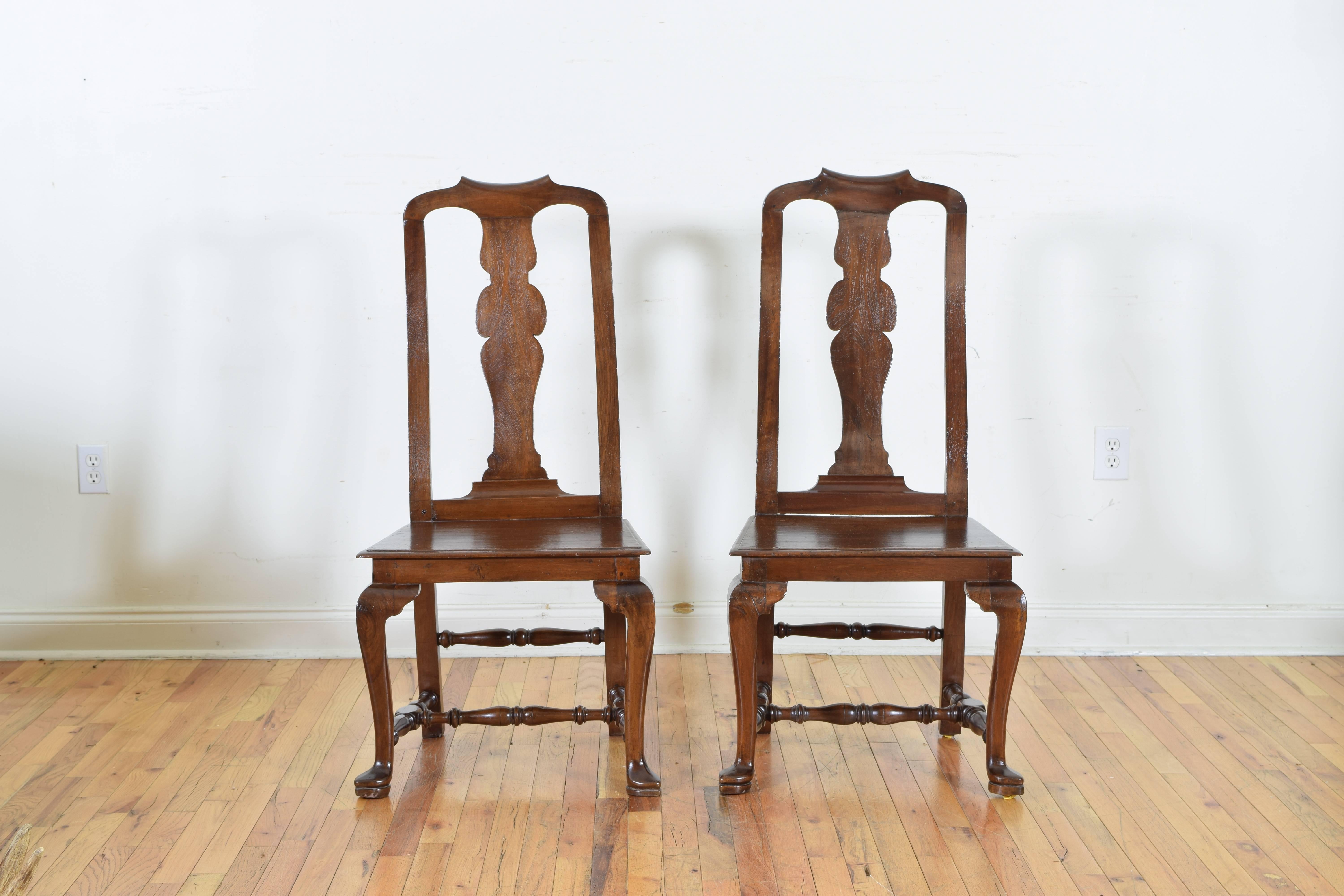 Italian, Tuscan, Queen Anne Style Pair of Walnut Side Chairs, Late 18th Century In Excellent Condition In Atlanta, GA