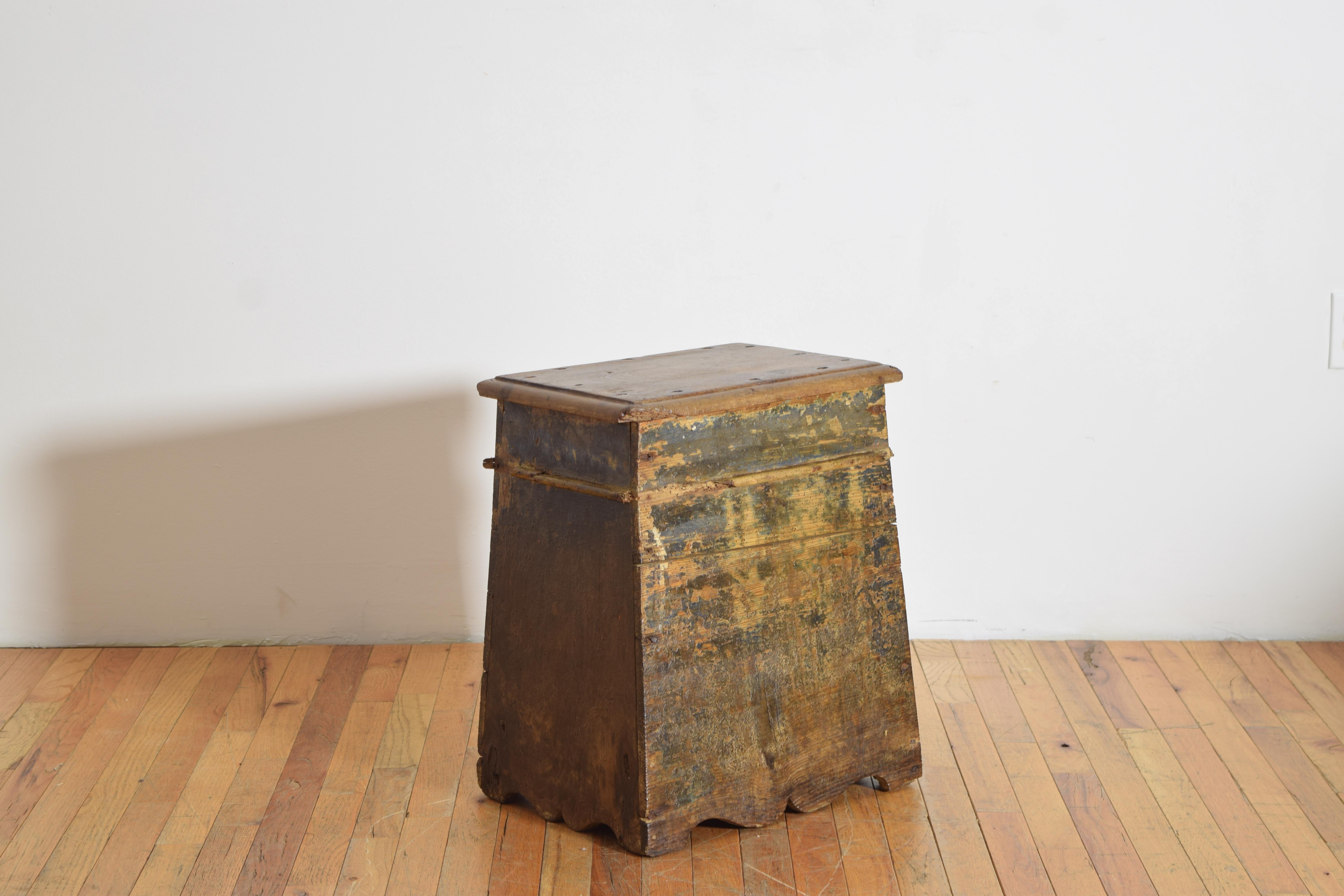 comportant un plateau rectangulaire avec un bord moulé sur une base effilée à quatre côtés avec une moulure décorative (pertes) près du plateau et des ouvertures façonnées à la base