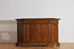 Credenza italiana, toscana, in stile tardo barocco, in legno di noce e larice, primi anni del XVIII secolo.