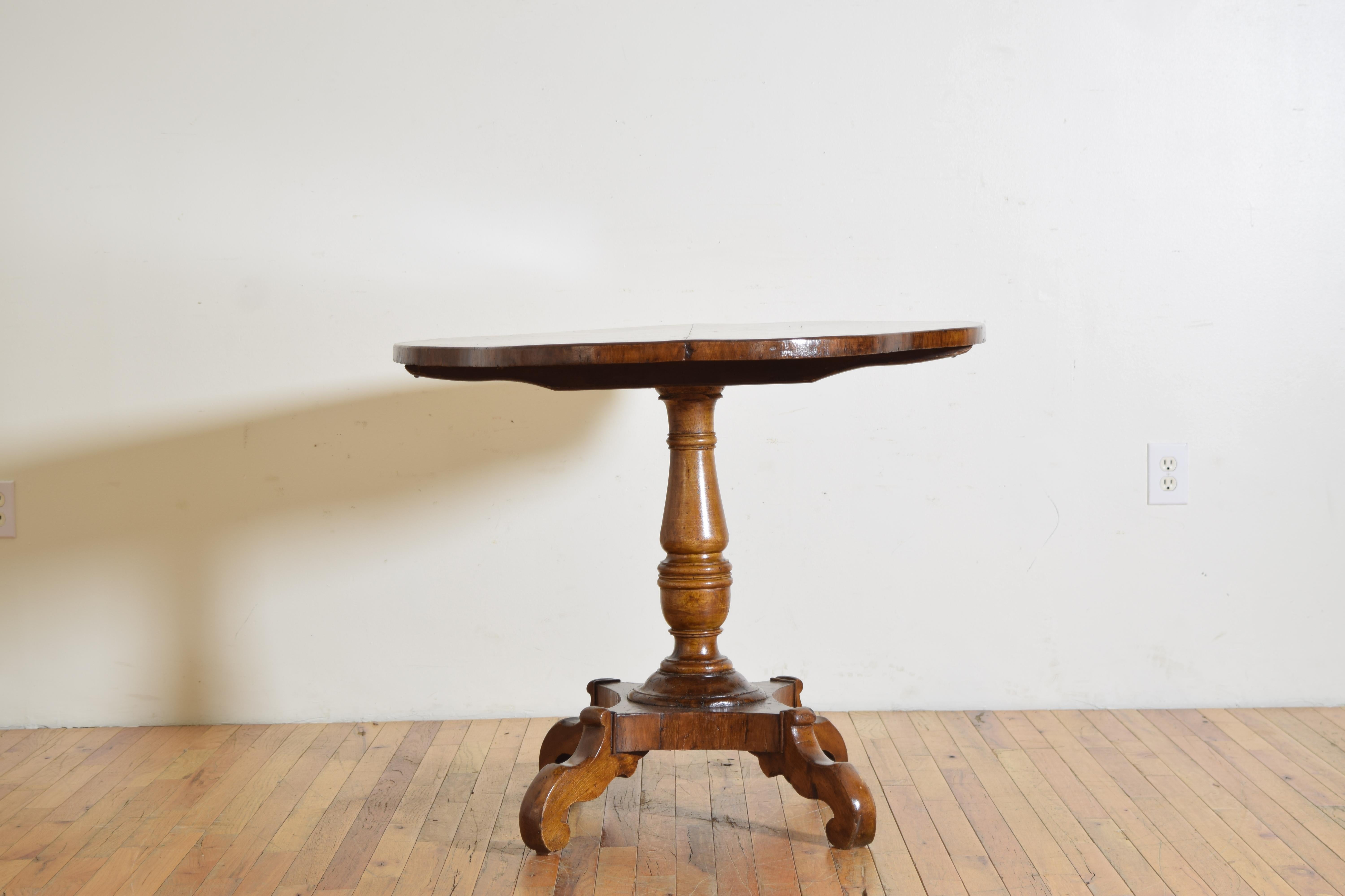 Italiano, Toscana, Tavolo da centro in noce di forma tardo-neoclassica, 1840 ca. In condizioni buone in vendita a Atlanta, GA