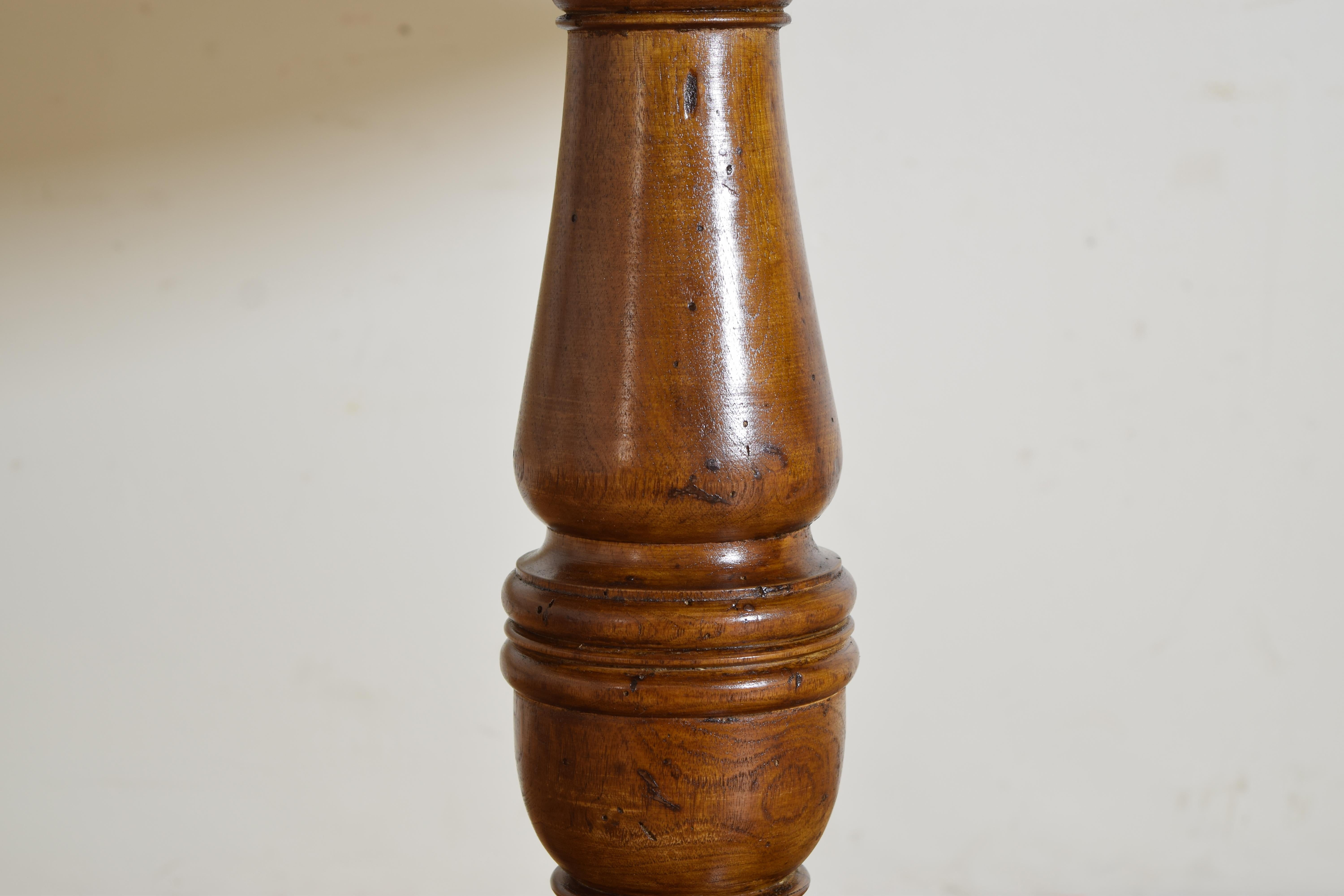 Noce Italiano, Toscana, Tavolo da centro in noce di forma tardo-neoclassica, 1840 ca. in vendita