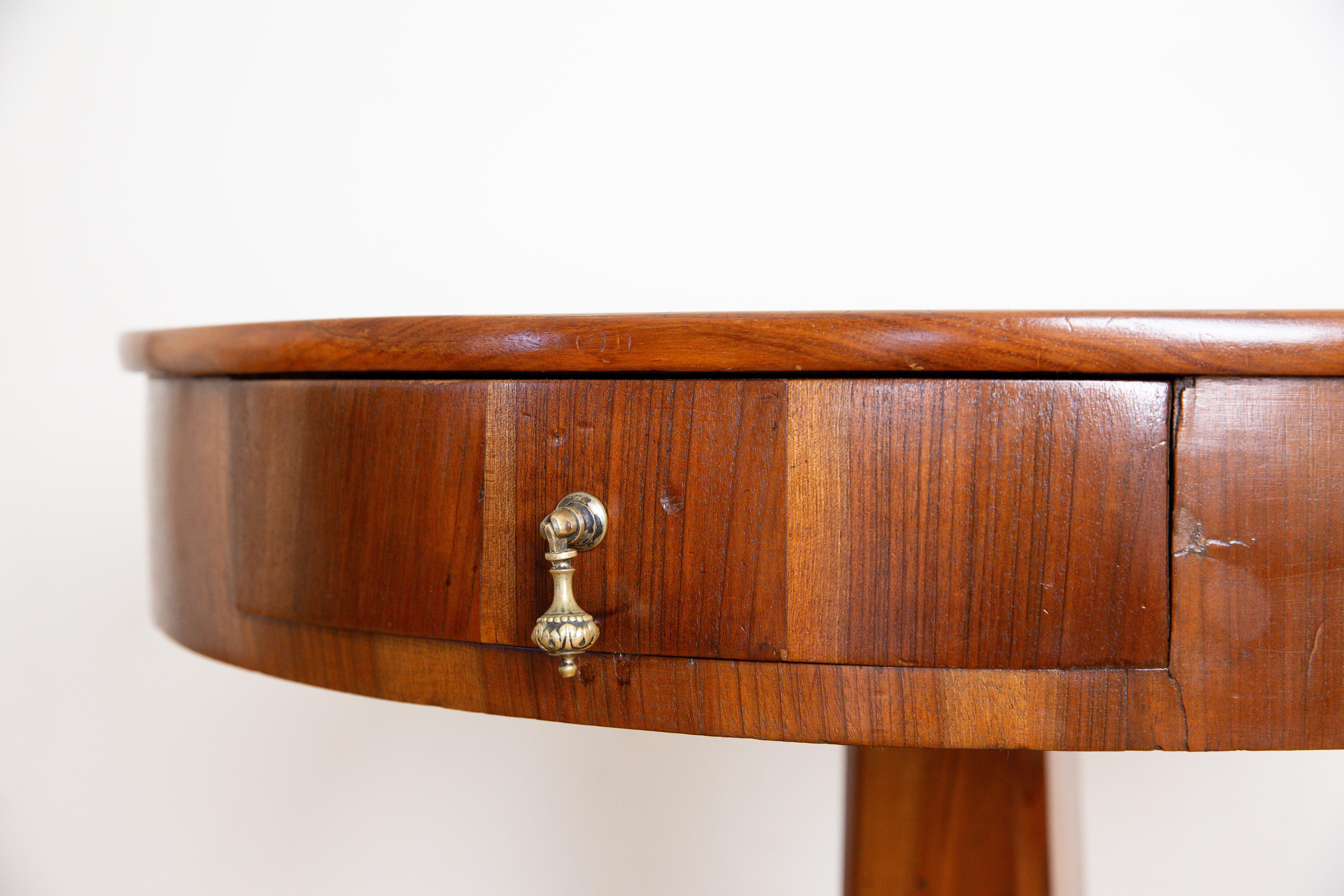 Italian, Tuscany, Light Walnut 1-Drawer Center Table, ca. 1830 In Good Condition For Sale In Atlanta, GA