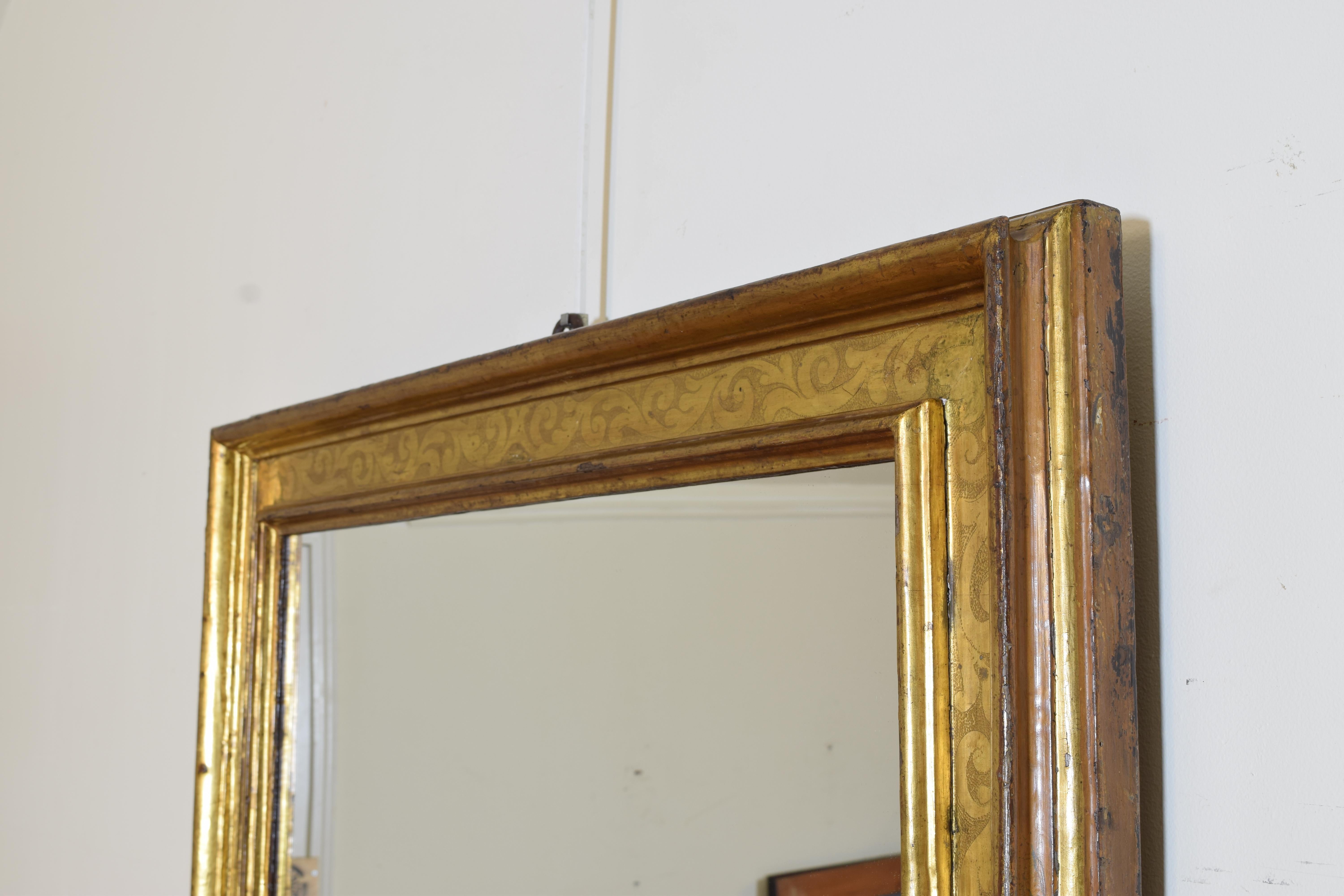 Italienischer, schablonenförmiger Spiegel aus der Toskana, Louis XIII.-Periode, 17./18. Jahrhundert (Vergoldetes Holz) im Angebot